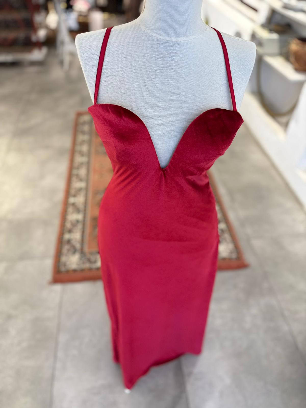 Dekolteli Kırmızı Uzun Elbise