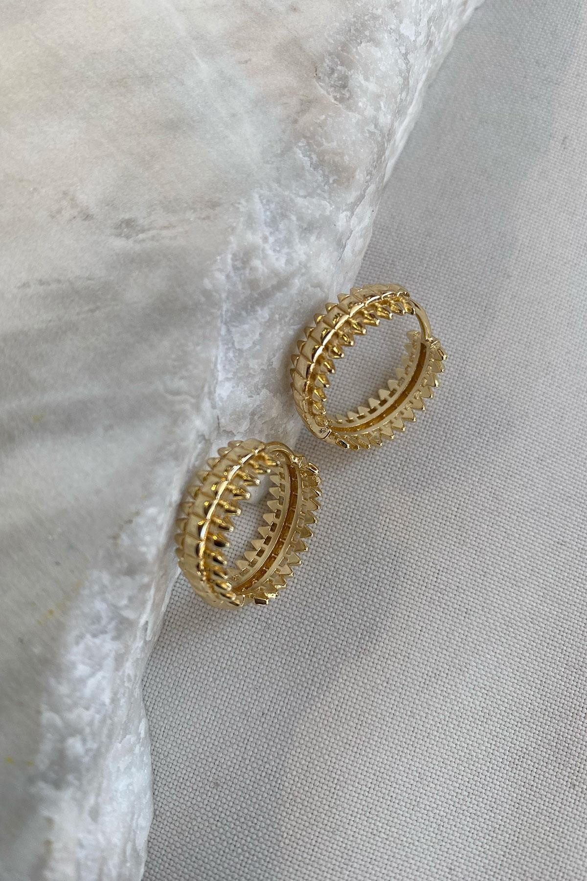 Gold Detaylı Üçgen Model Küpe
