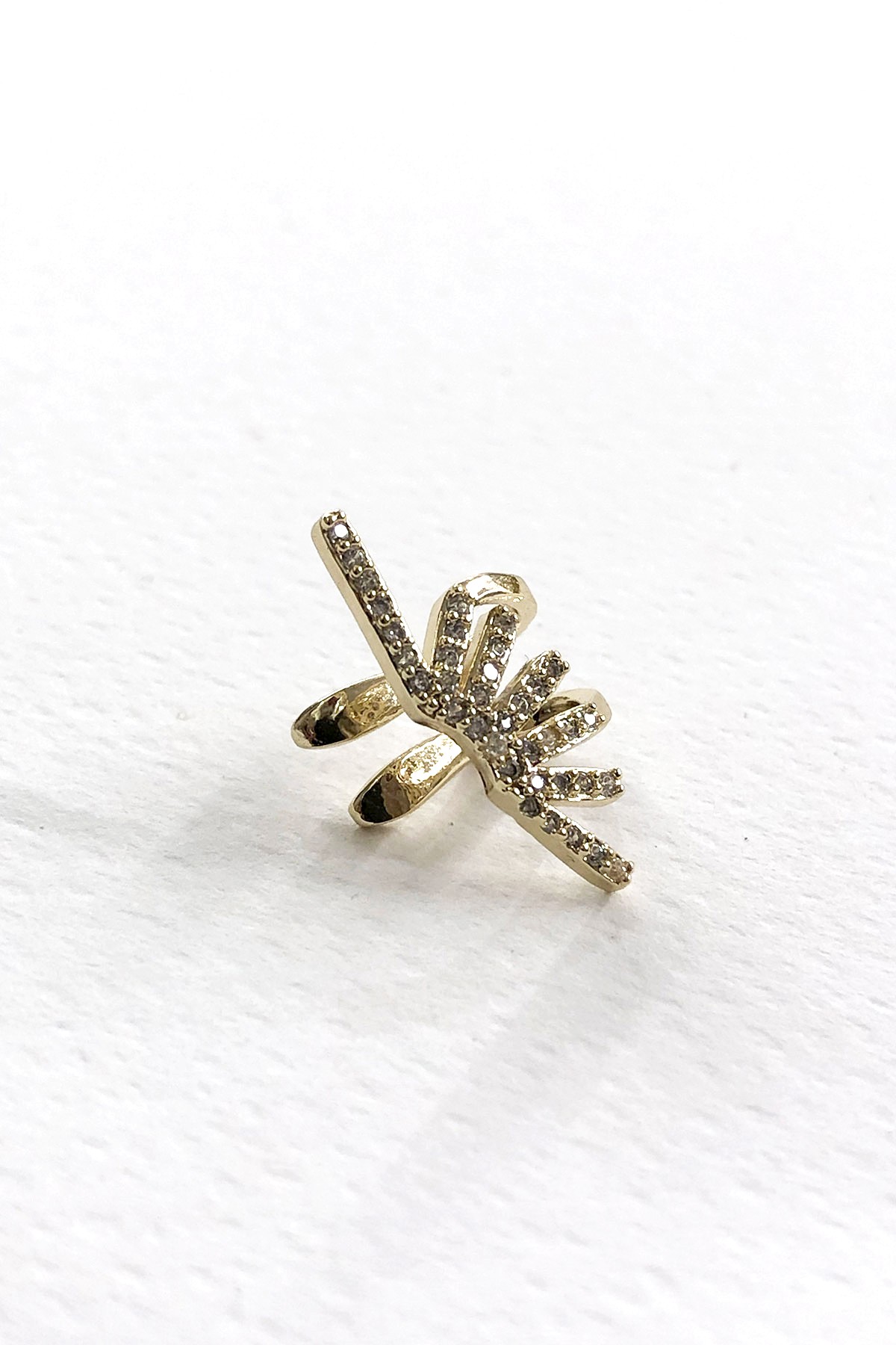 Güneş Model Gold Detaylı Kıkırdak Küpe