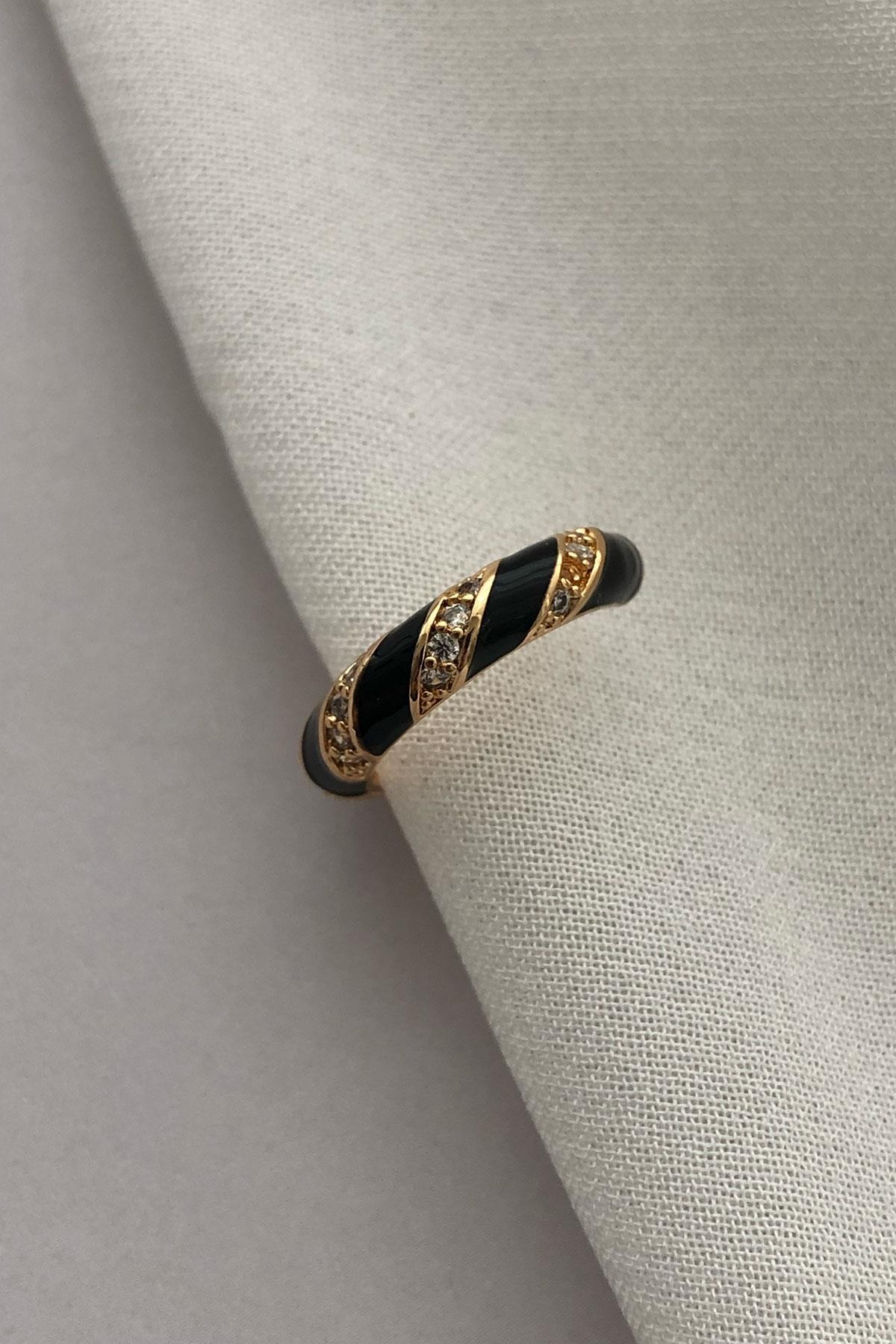 Taşlı Siyah Model Gold Detaylı Kıkırdak Küpe