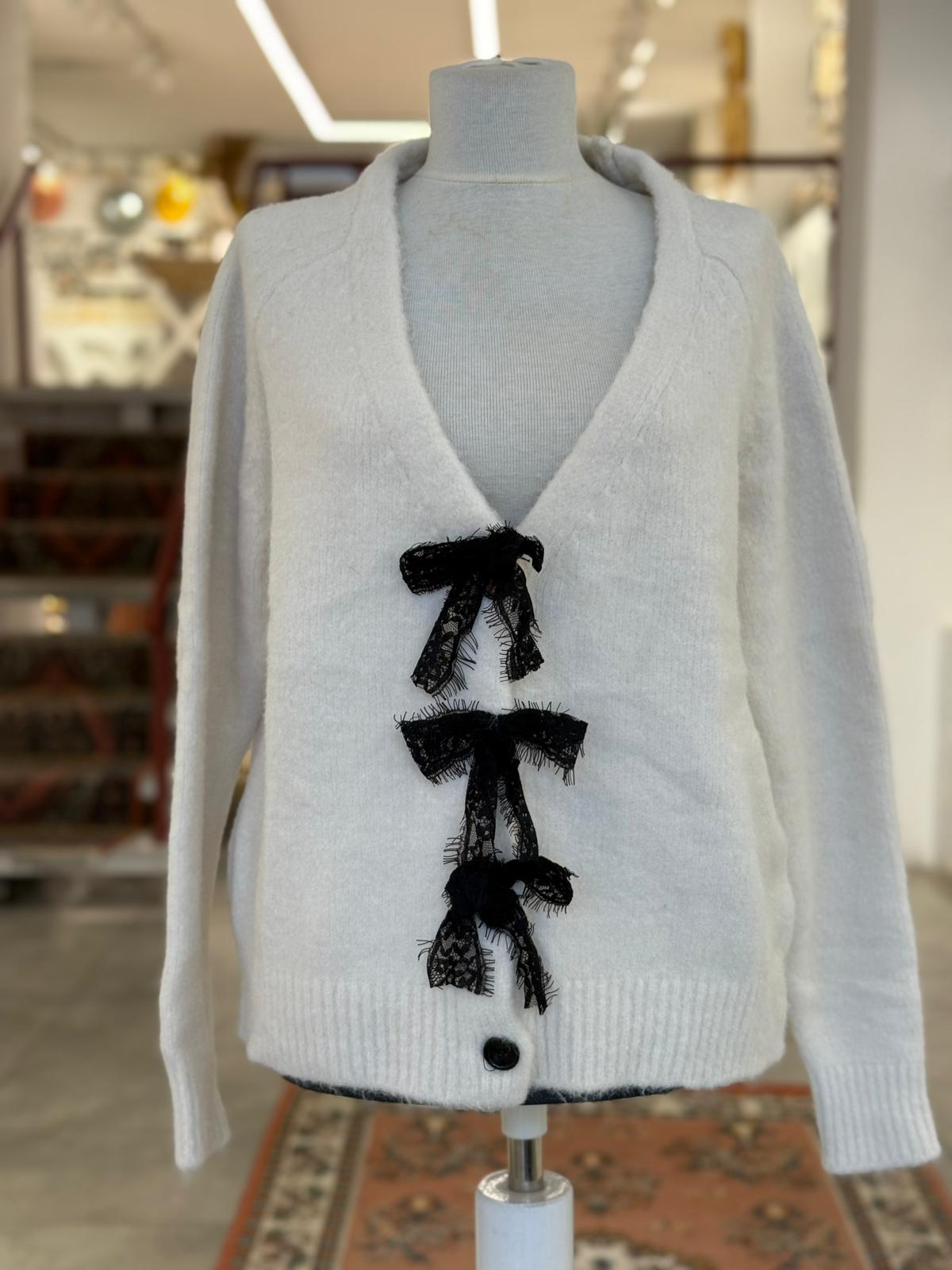 Fiyonklu Ekru Hırka