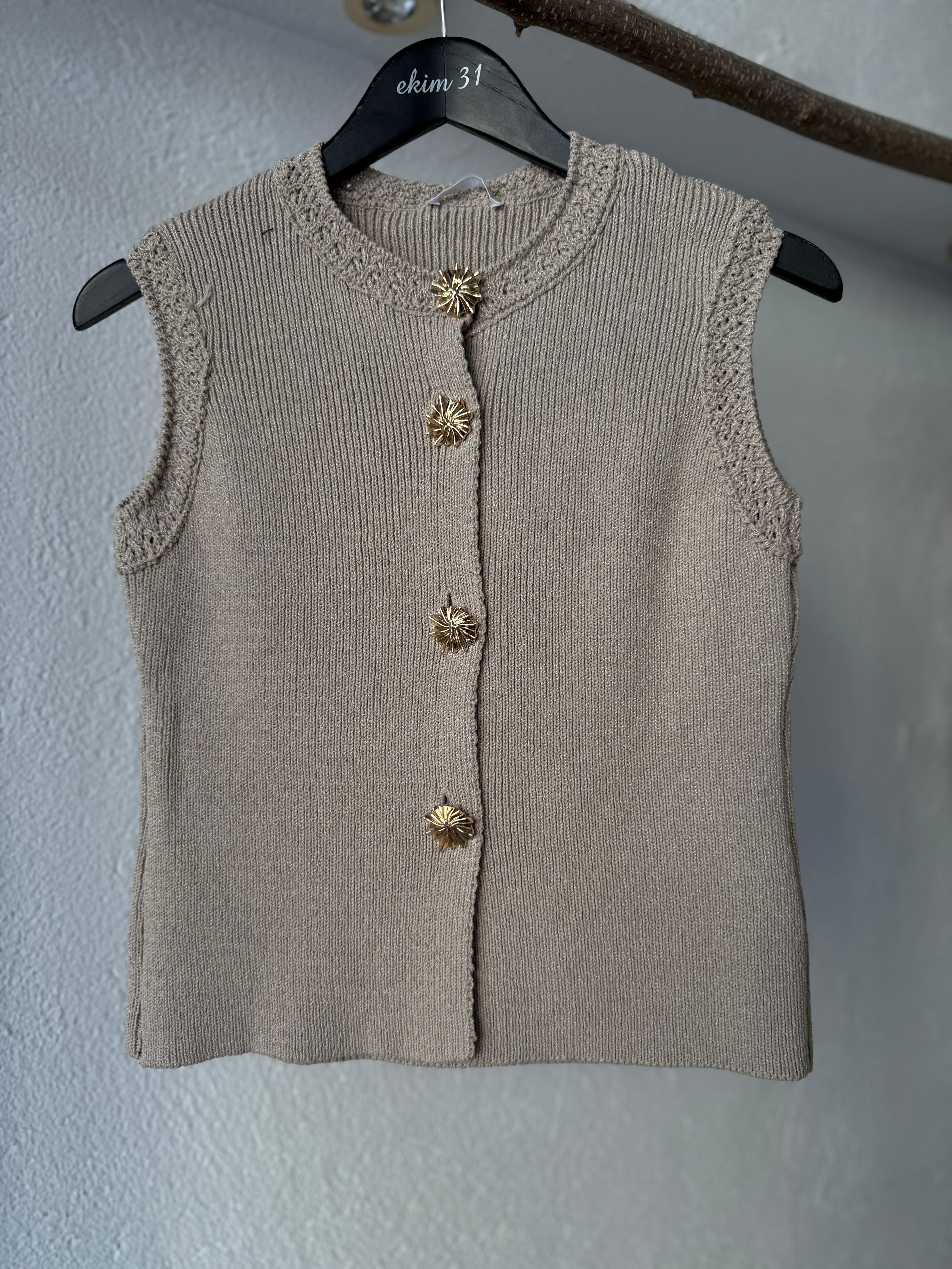 Gold Düğme Detaylı Triko Yelek