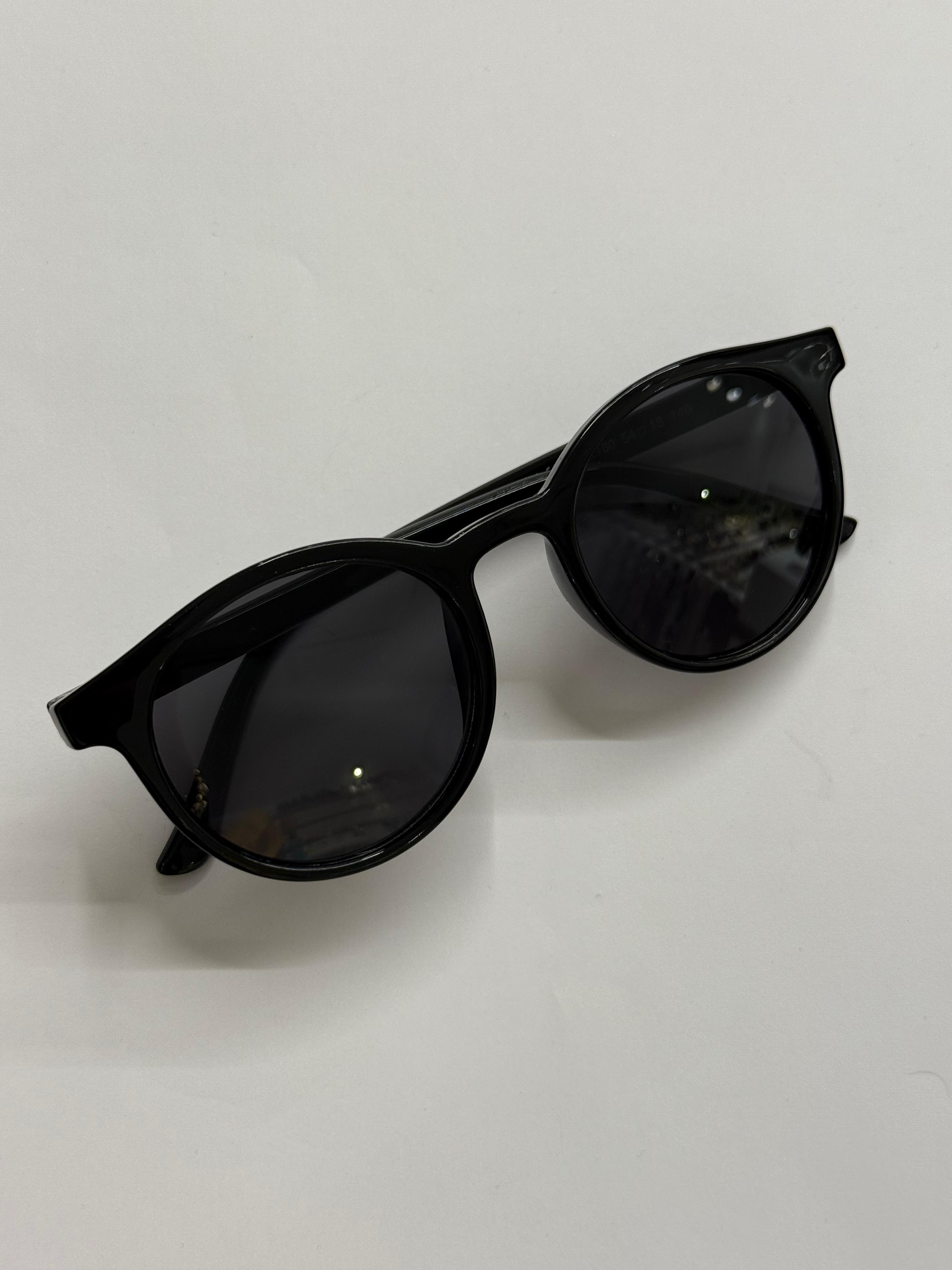 Siyah Çerçeveli Gözlük