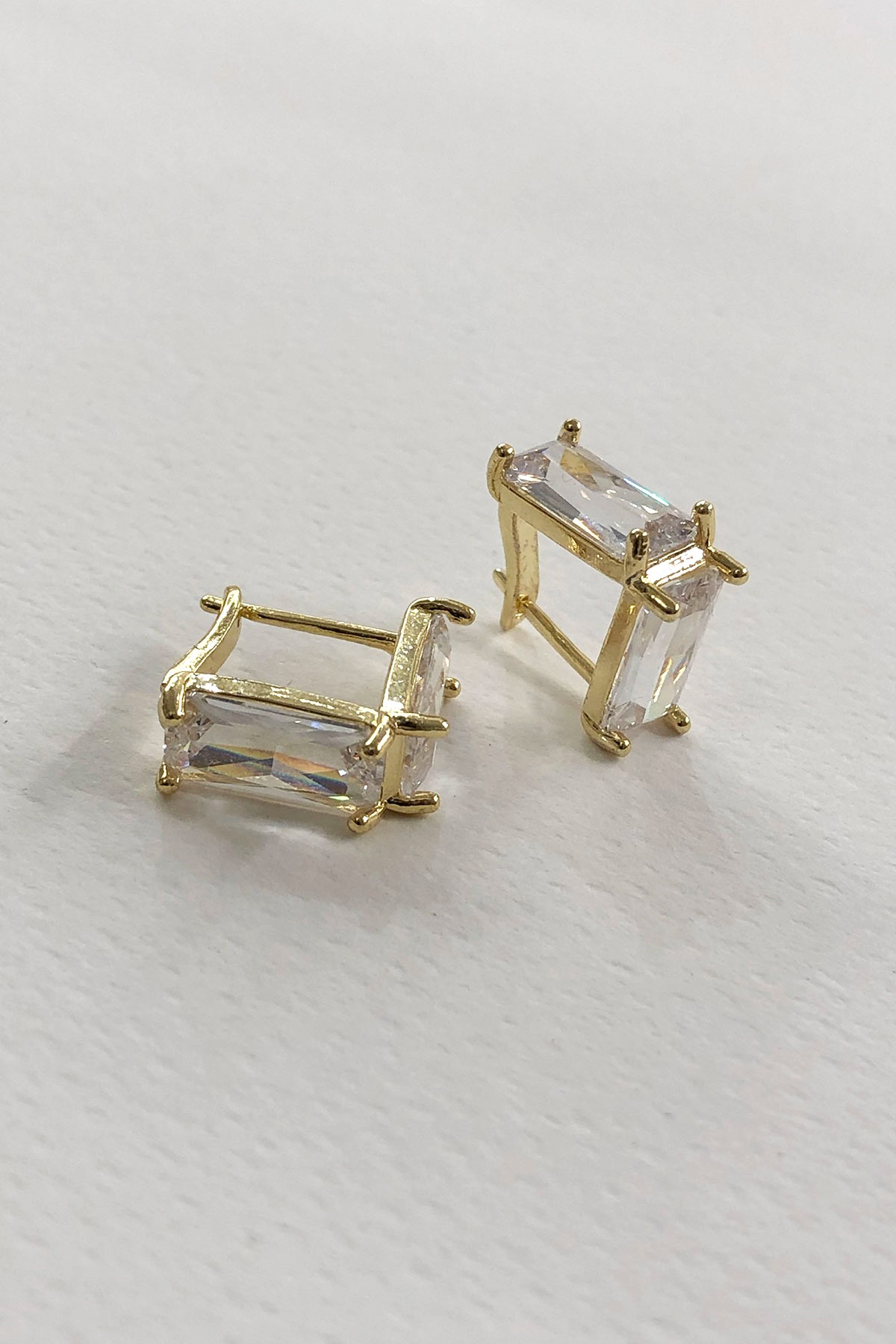 Taş Model Gold Detaylı Küpe