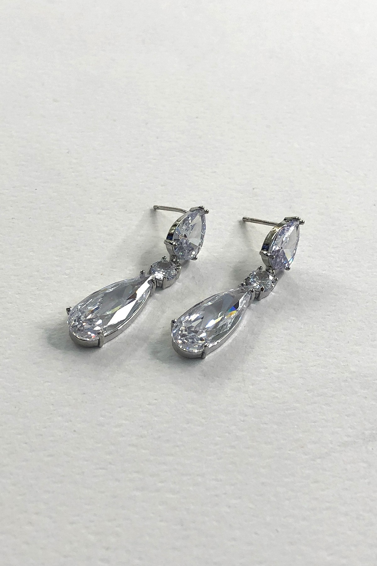 Damla Model Taşlı Silver Detaylı Küpe