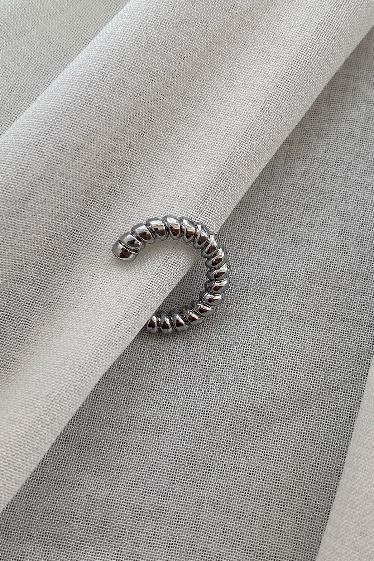 Burgu Model Gümüş Detaylı Kıkırdak Küpe