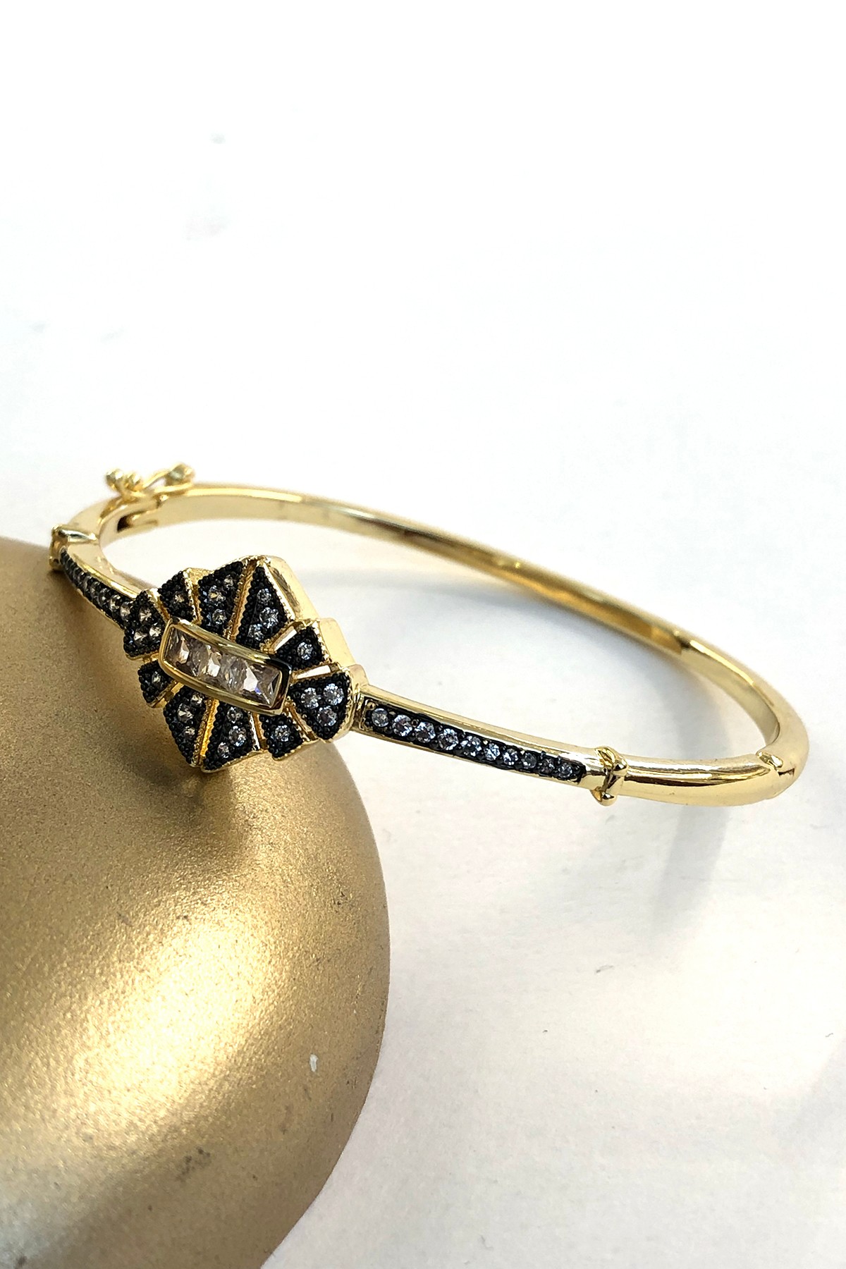 Taşlı Siyah Model Gold Detaylı Xp Kaplama Bileklik
