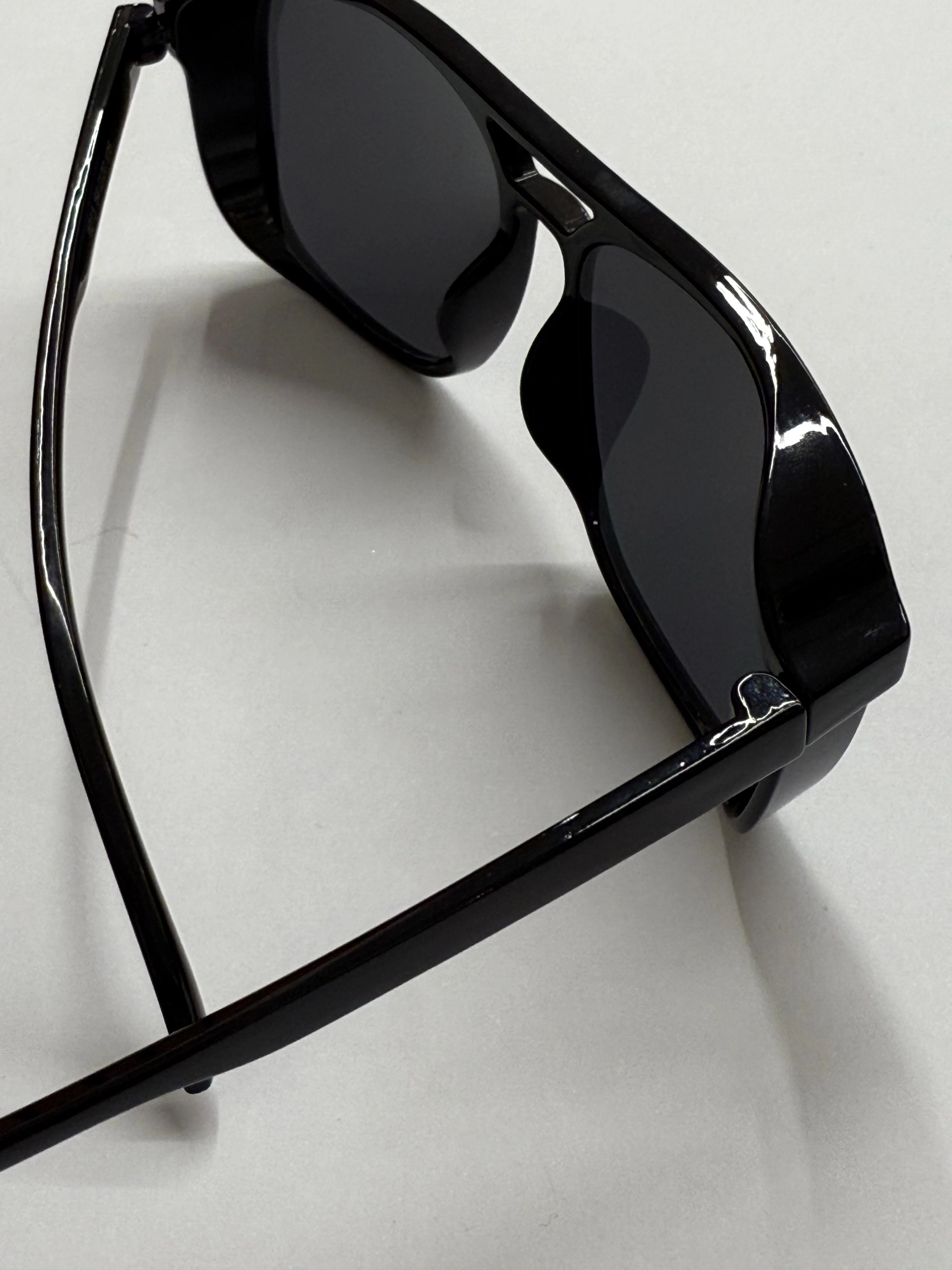 Geniş Camlı Siyah Gözlük