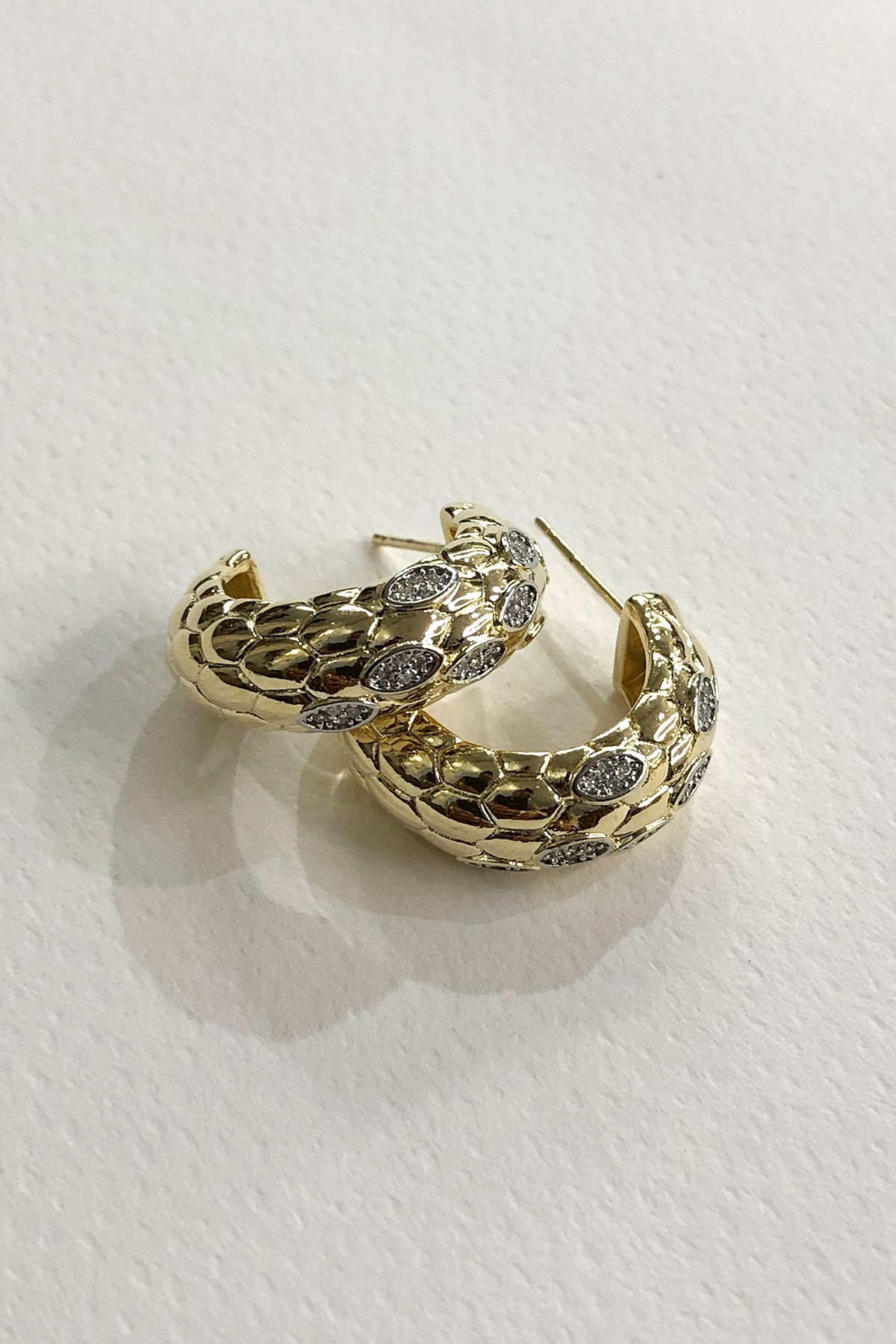 Desenli Taşlı Gold Küpe