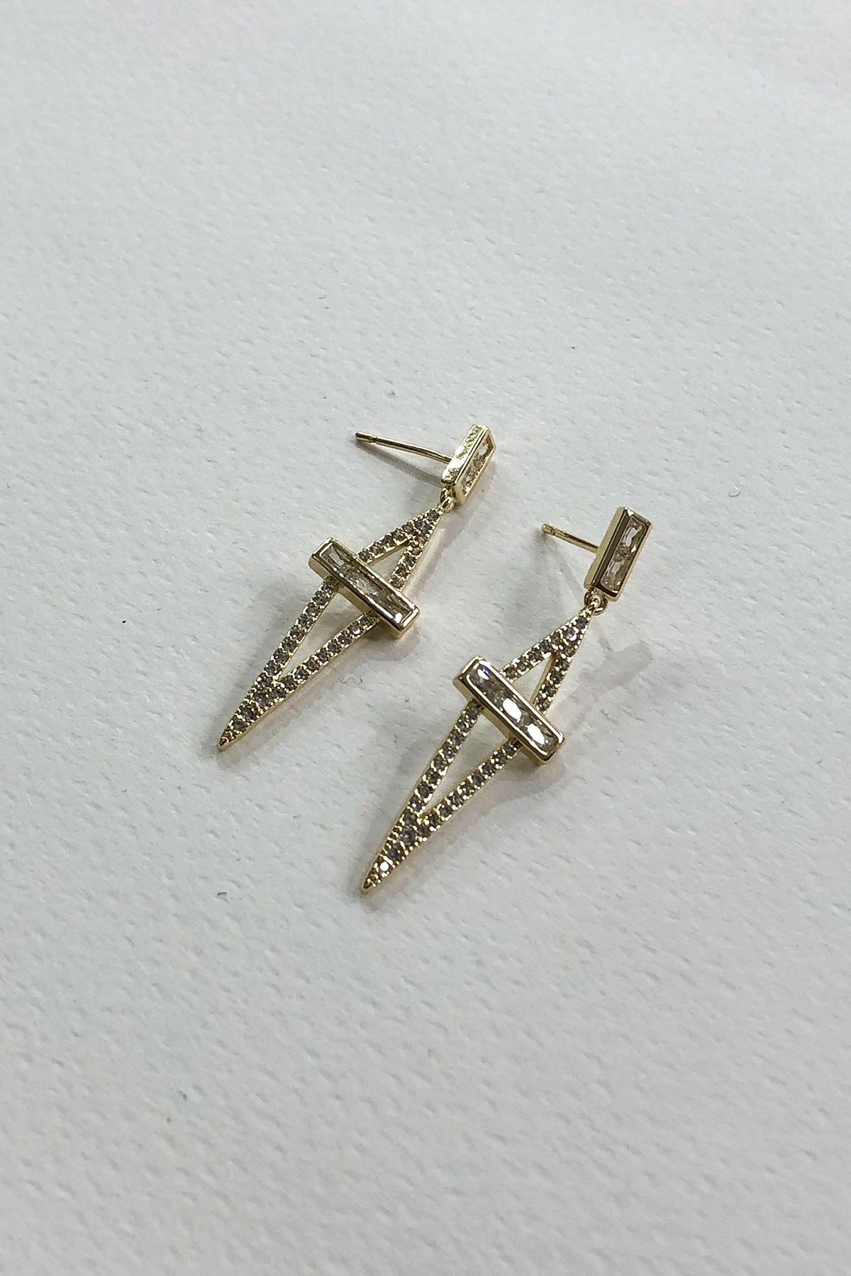 Taşlı Üçgen Model Gold Küpe