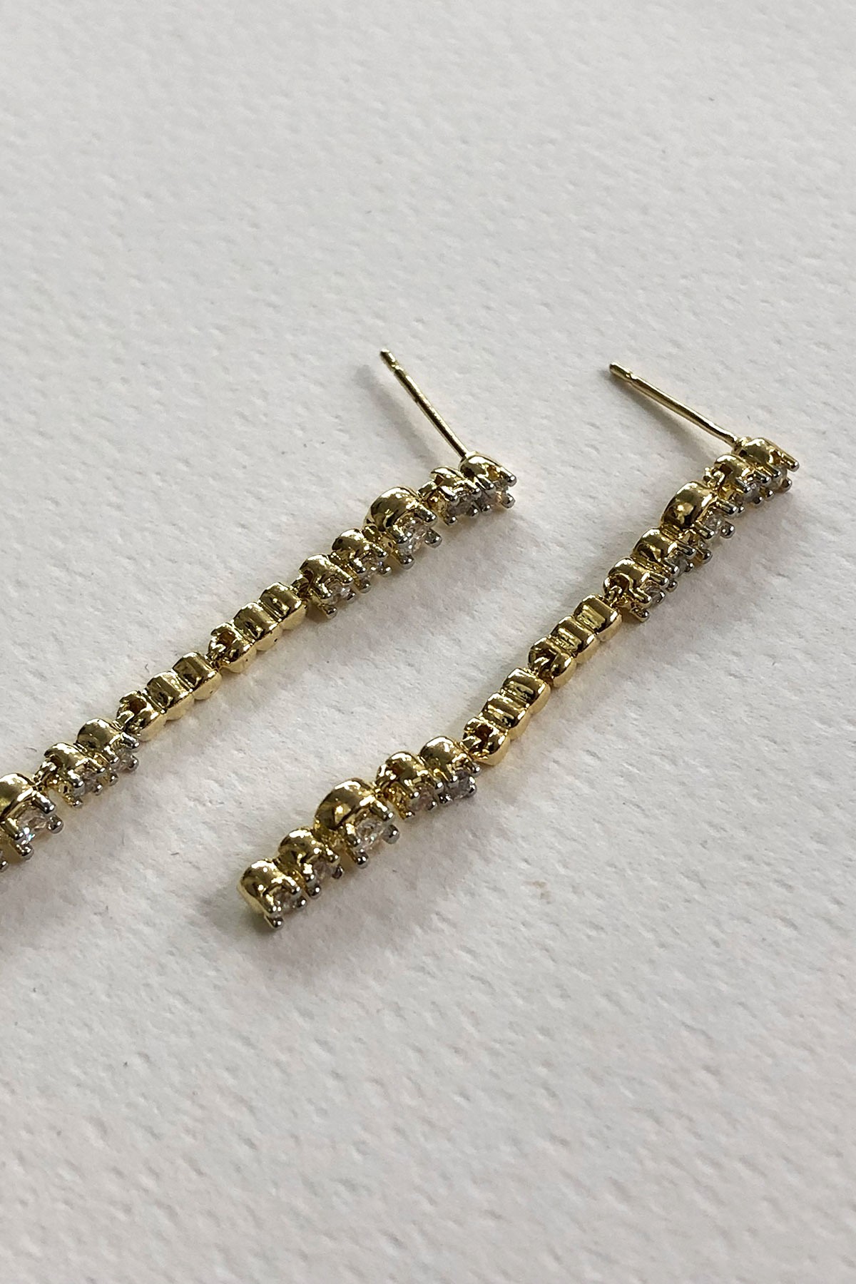 Taşlı Gold Detaylı Uzun Küpe