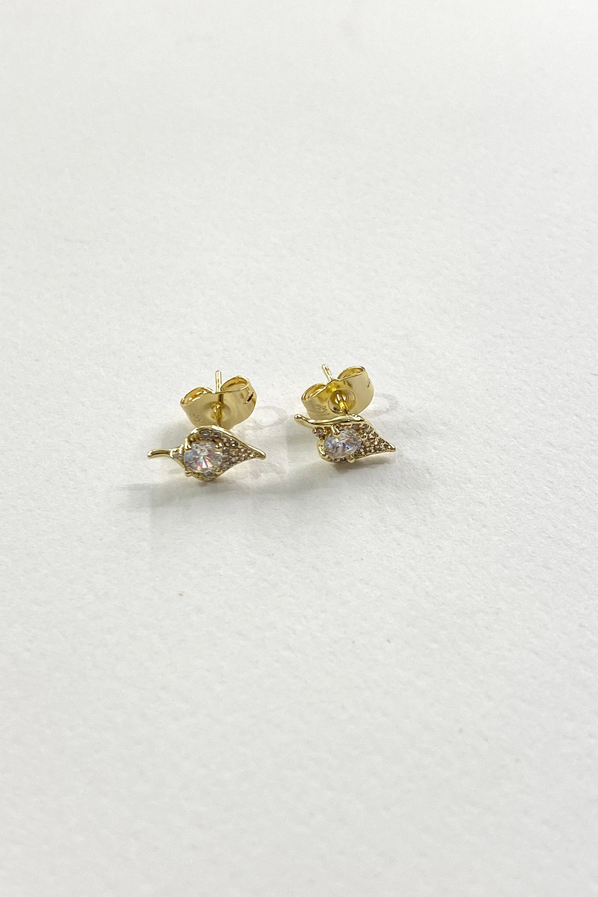 Minimal Yaprak Model Zirkon Taş Detay Gold Küpe