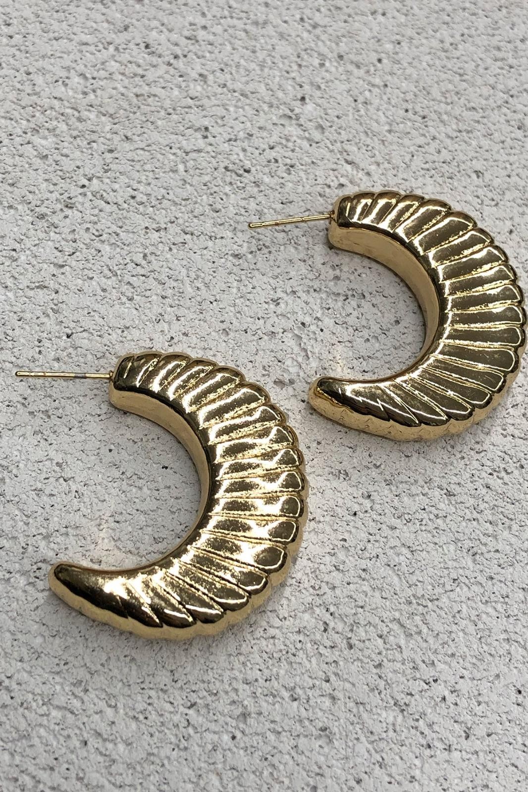 Yatay Çizgi Model Gold Küpe