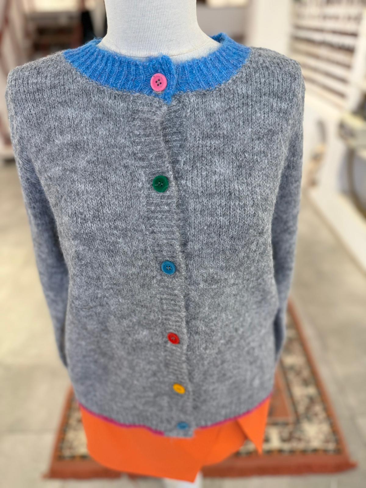 Renkli Düğmeli Gri Hırka