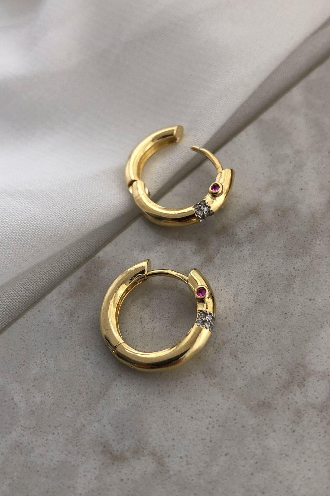 Yuvarlak Bordo Taş Gold Detay Kaplama Küpe