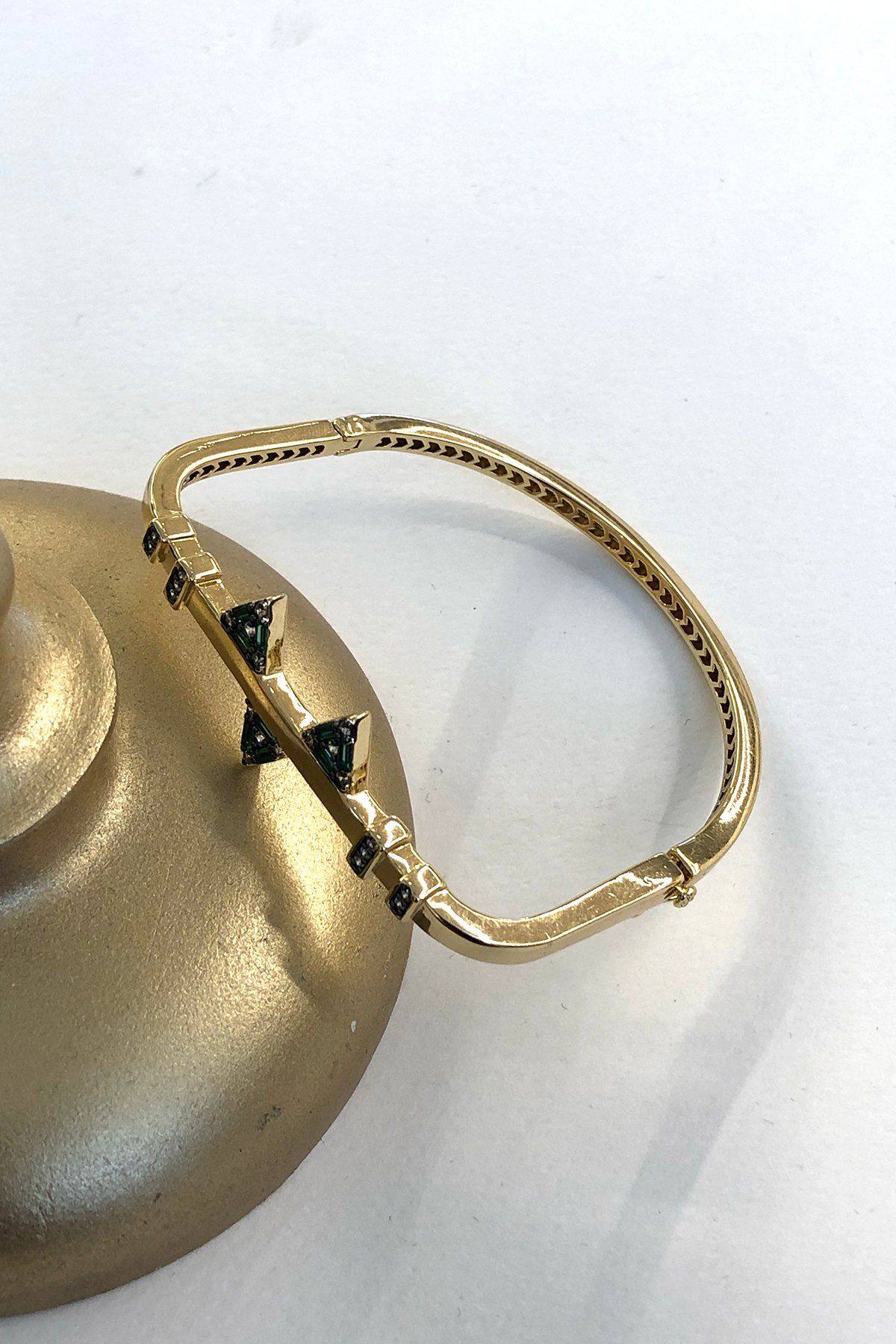 Taşlı Yeşil Üçgen Model Gold Detaylı Xp Kaplama Kelepçe Bileklik