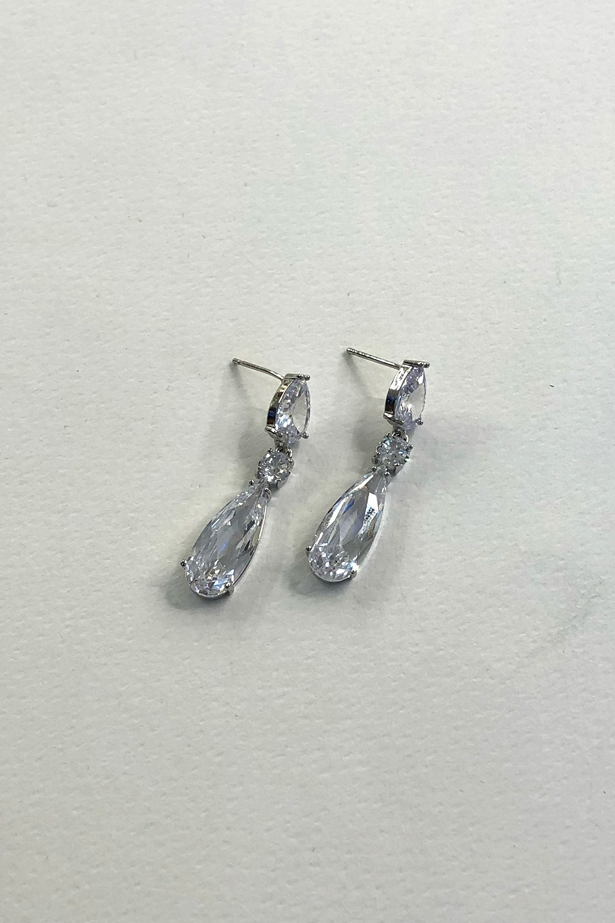 Damla Model Taşlı Silver Detaylı Küpe