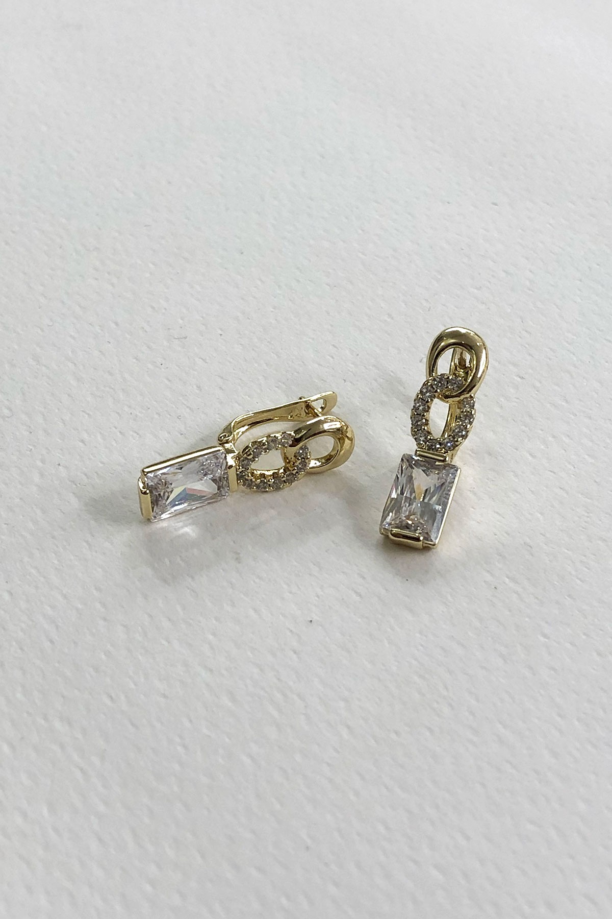 Kare Taşlı Model Gold Detaylı Küpe