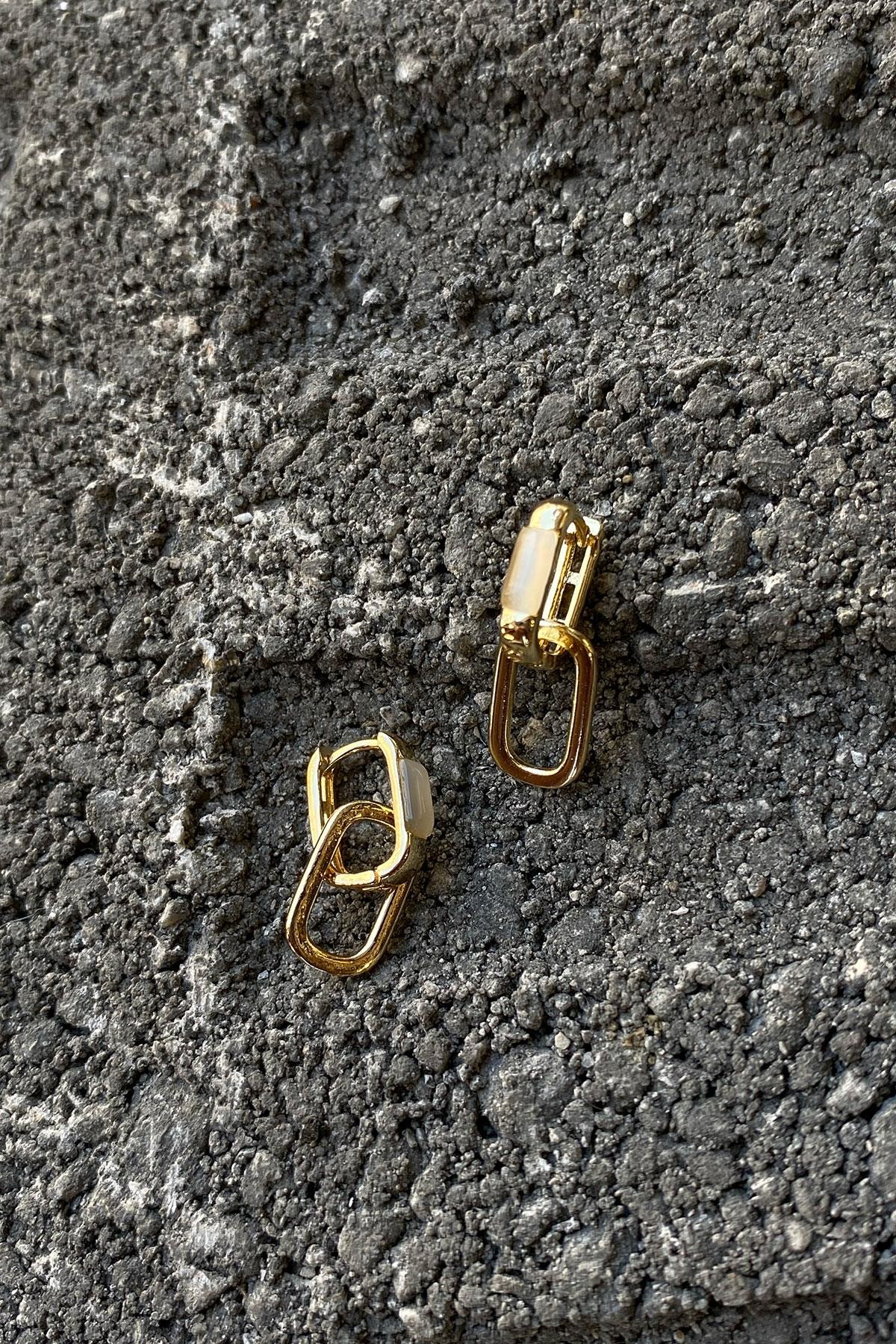 Birbirinden Geçmeli Model Sedef Gold Detaylı Küpe