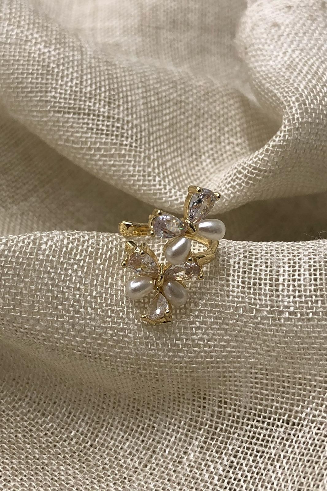 İnci Kelebek Model Gold Kıkırdak Küpe