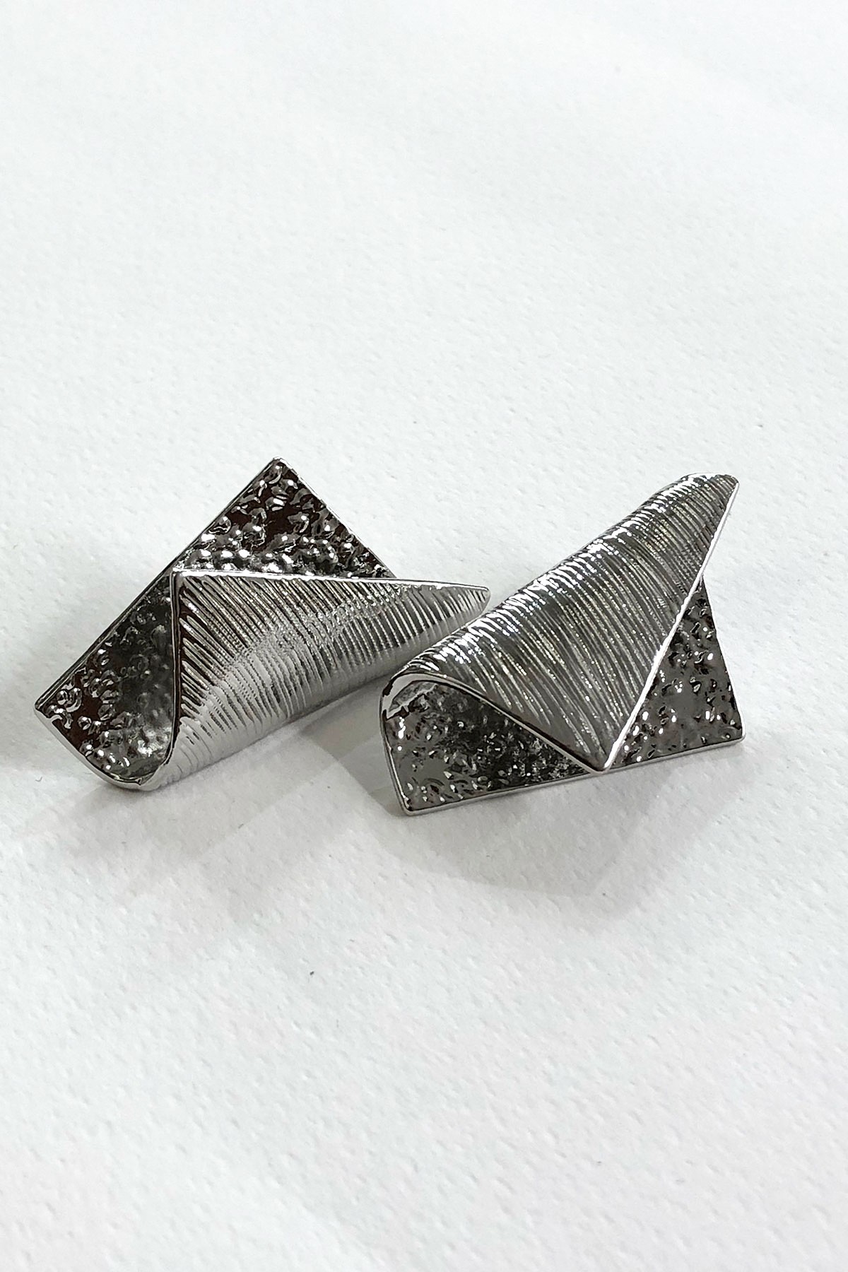 Katlamalı Model Silver Detaylı Küpe
