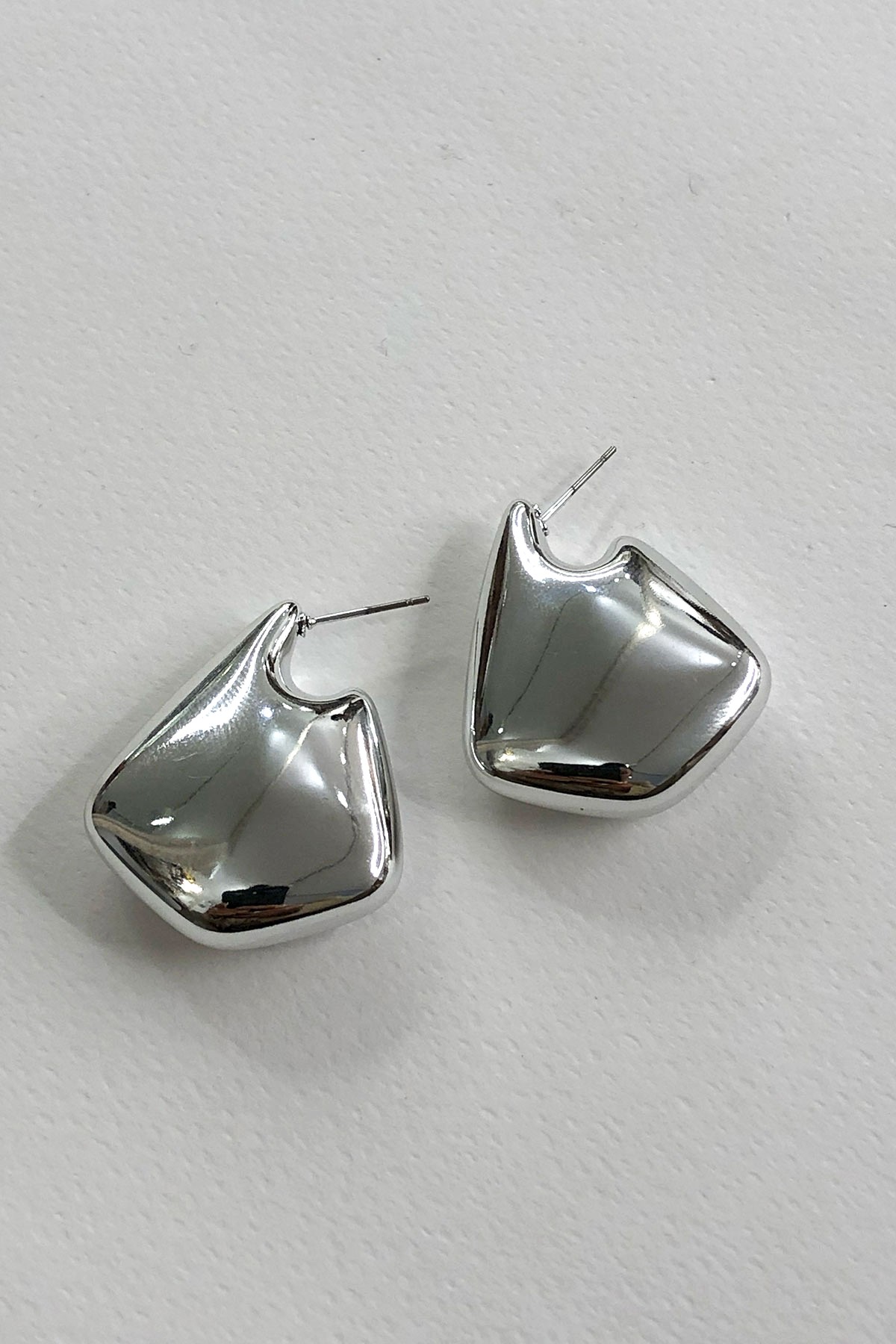 Bombeli Model Silver Detaylı Küpe