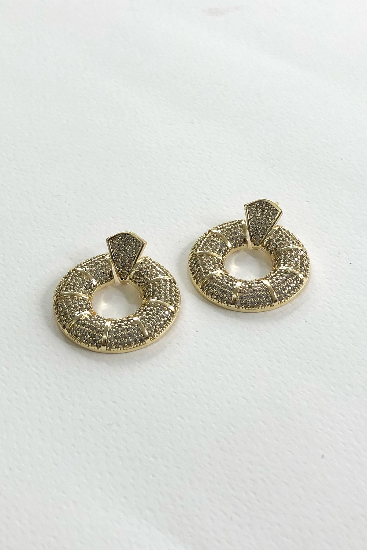 Yuvarlak Model Taşlı Gold Detaylı Zirkon Taş Küpe