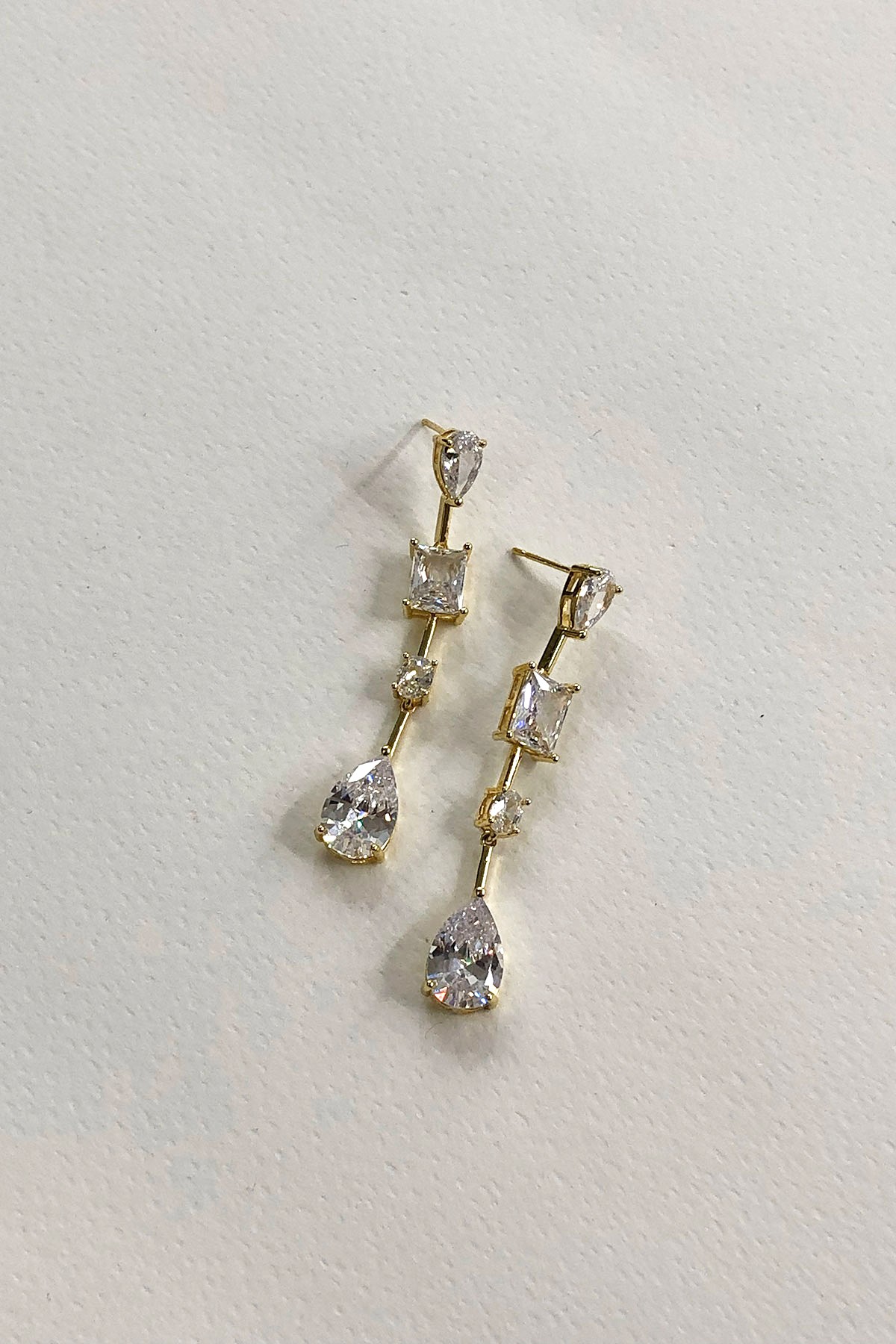Kare Damla Model Gold Detaylı Küpe