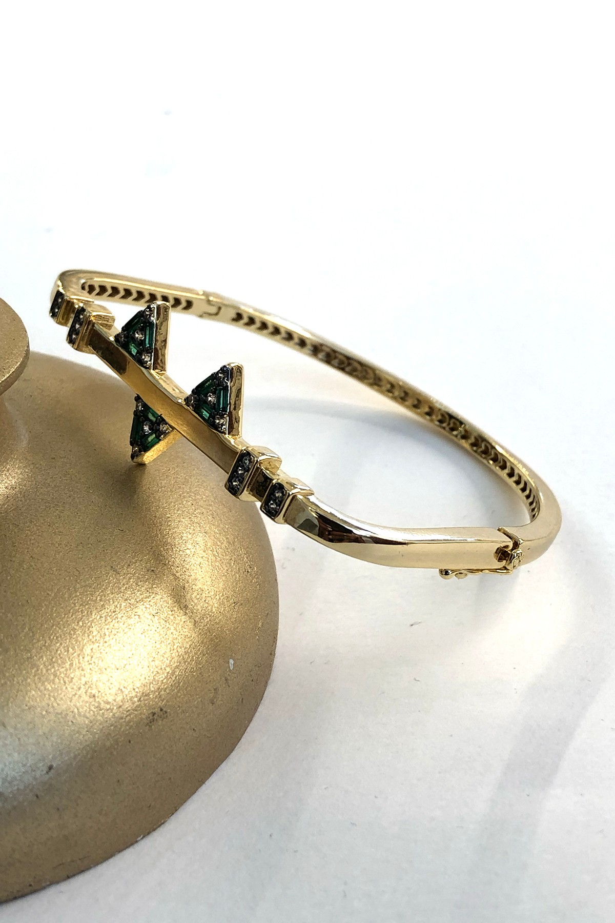 Taşlı Yeşil Üçgen Model Gold Detaylı Xp Kaplama Kelepçe Bileklik