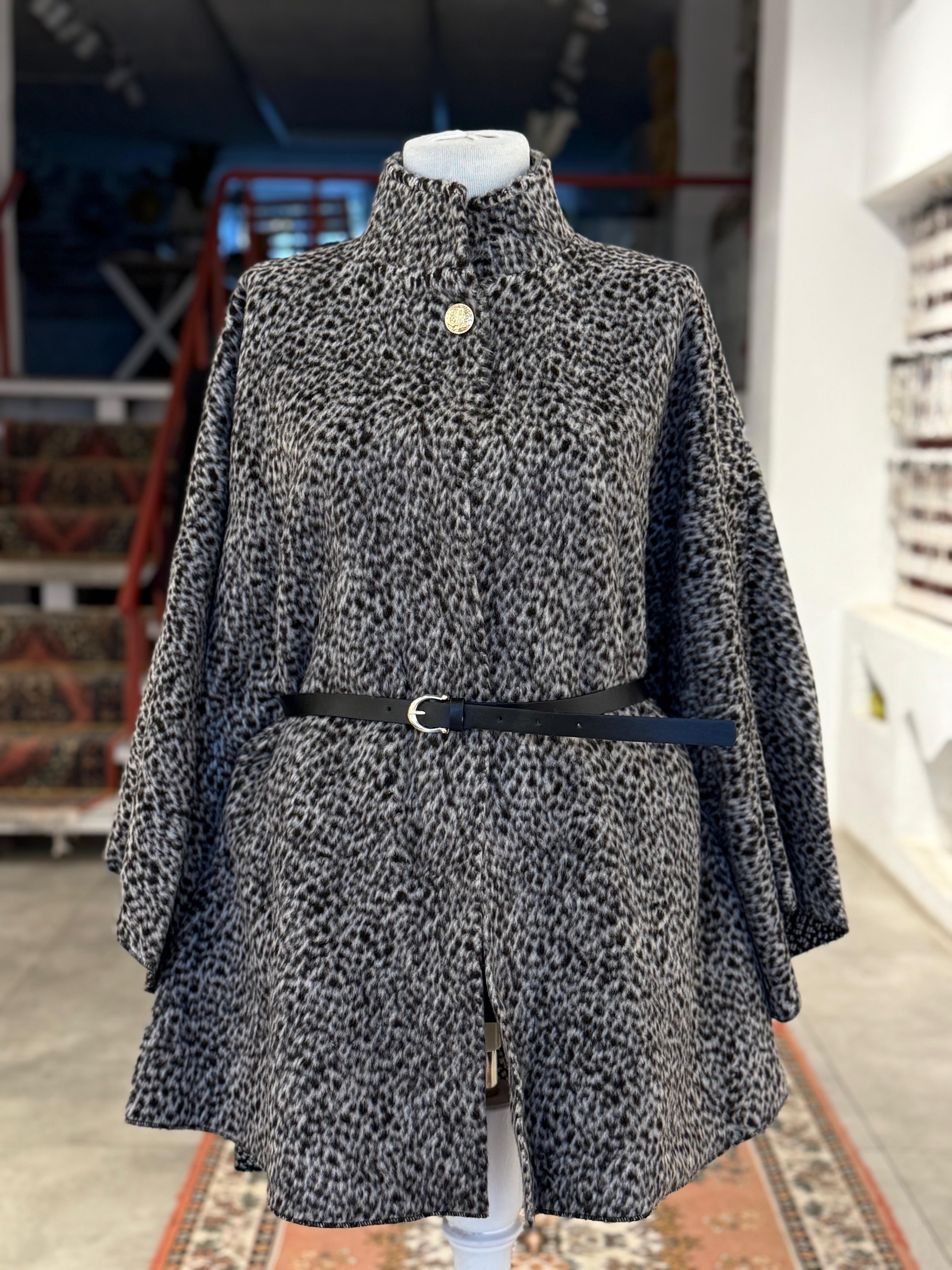 Siyah Desenli Pelerin