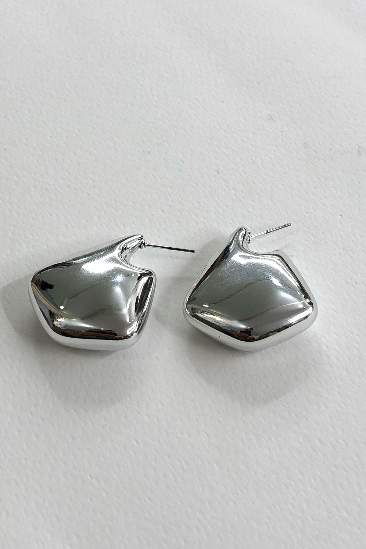 Bombeli Model Silver Detaylı Küpe