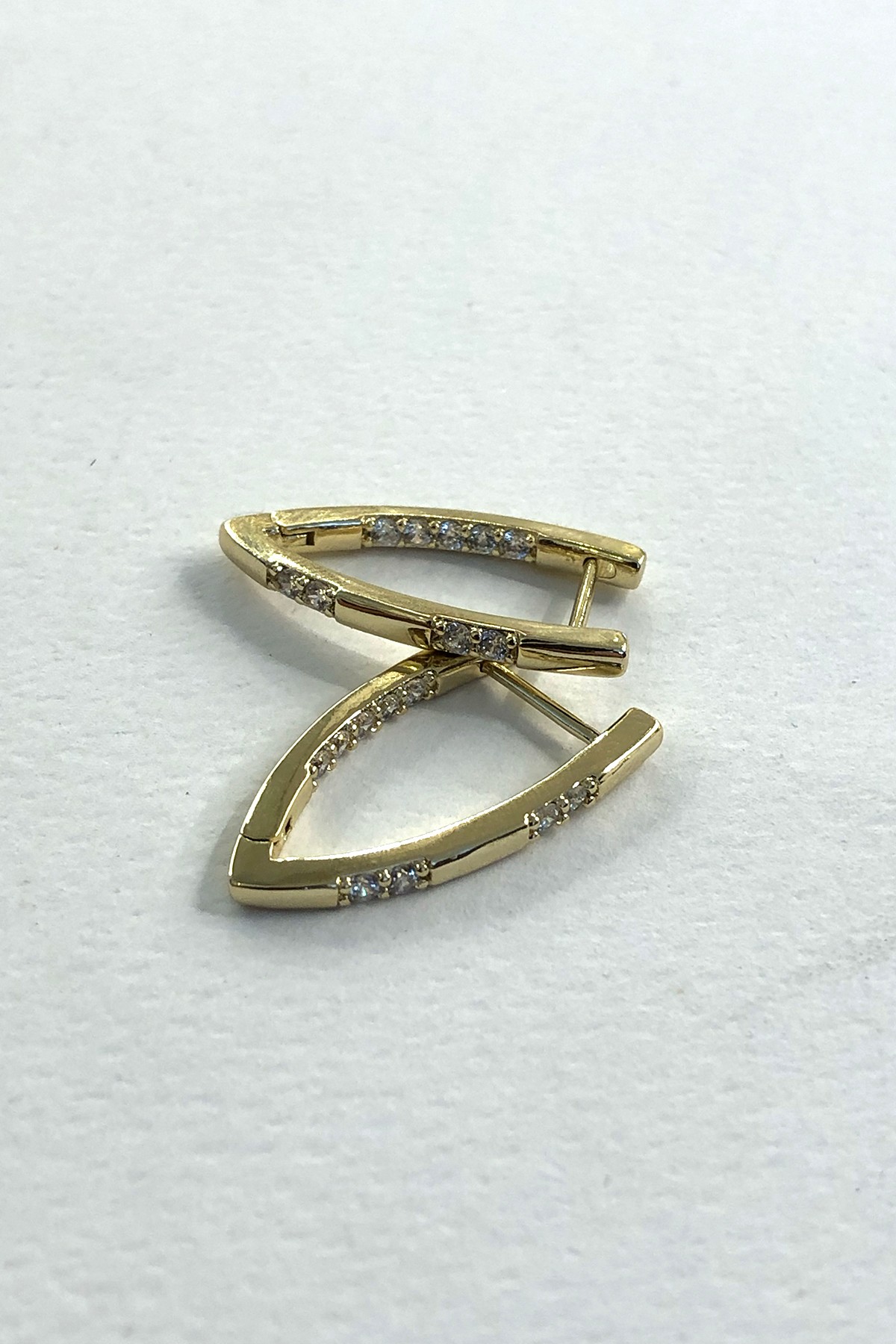 Üçgen Taşlı Model Gold Detaylı Küpe