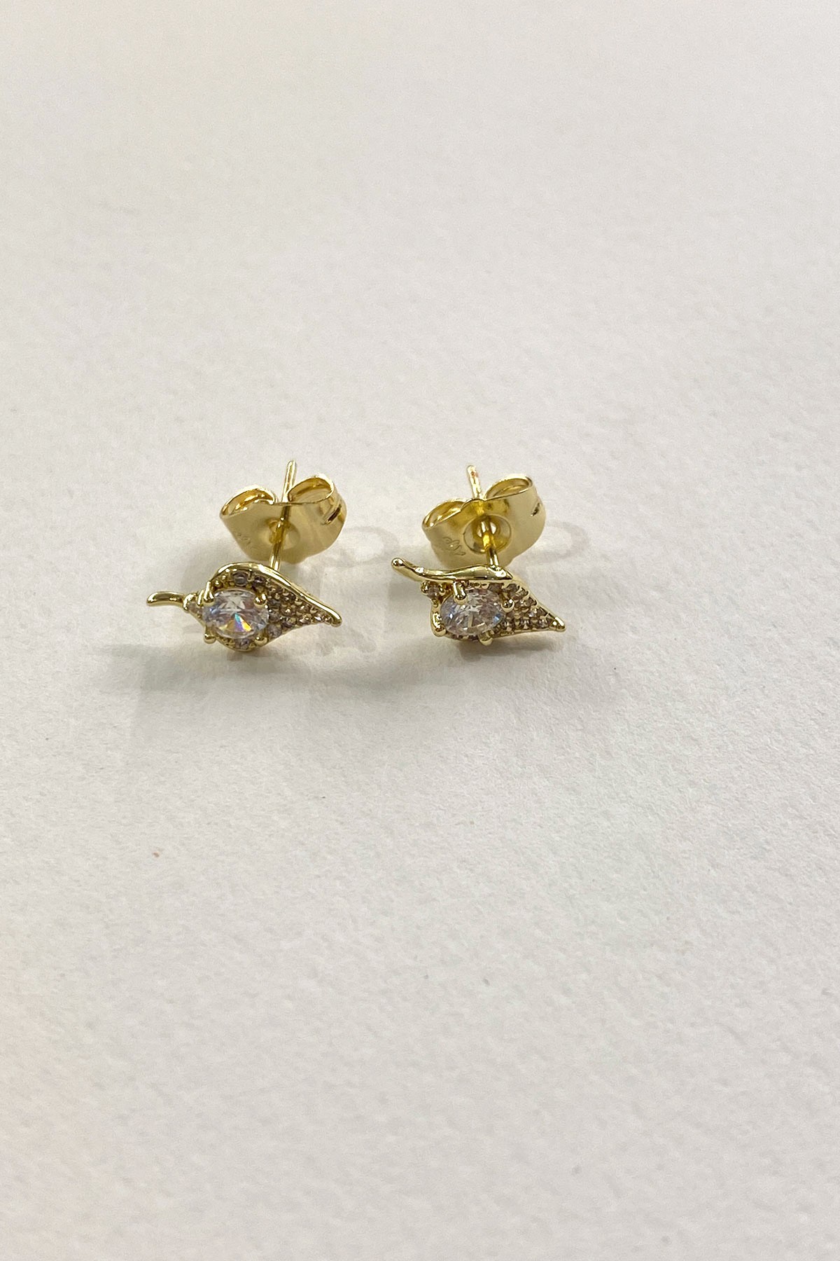 Minimal Yaprak Model Zirkon Taş Detay Gold Küpe