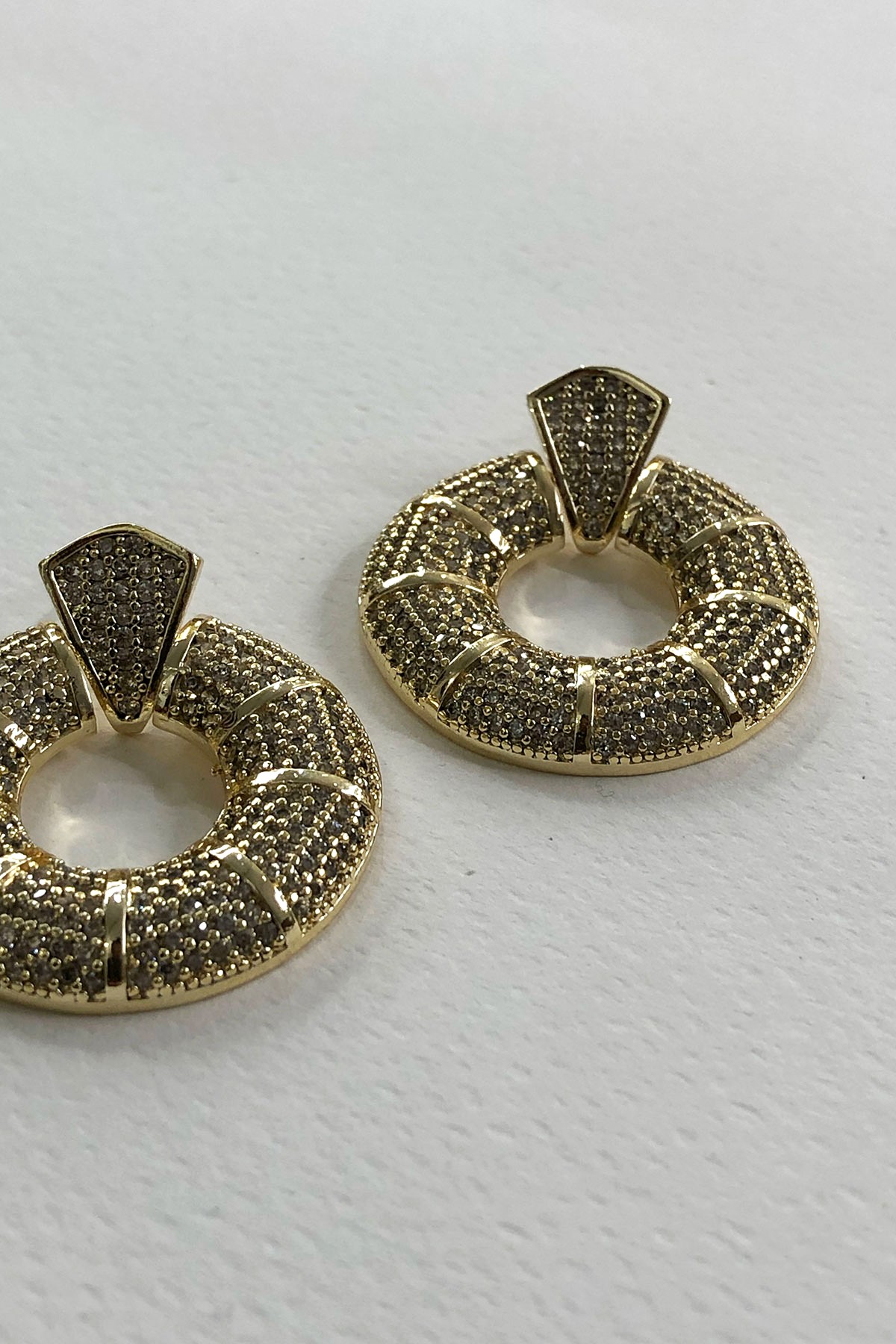Yuvarlak Model Taşlı Gold Detaylı Zirkon Taş Küpe