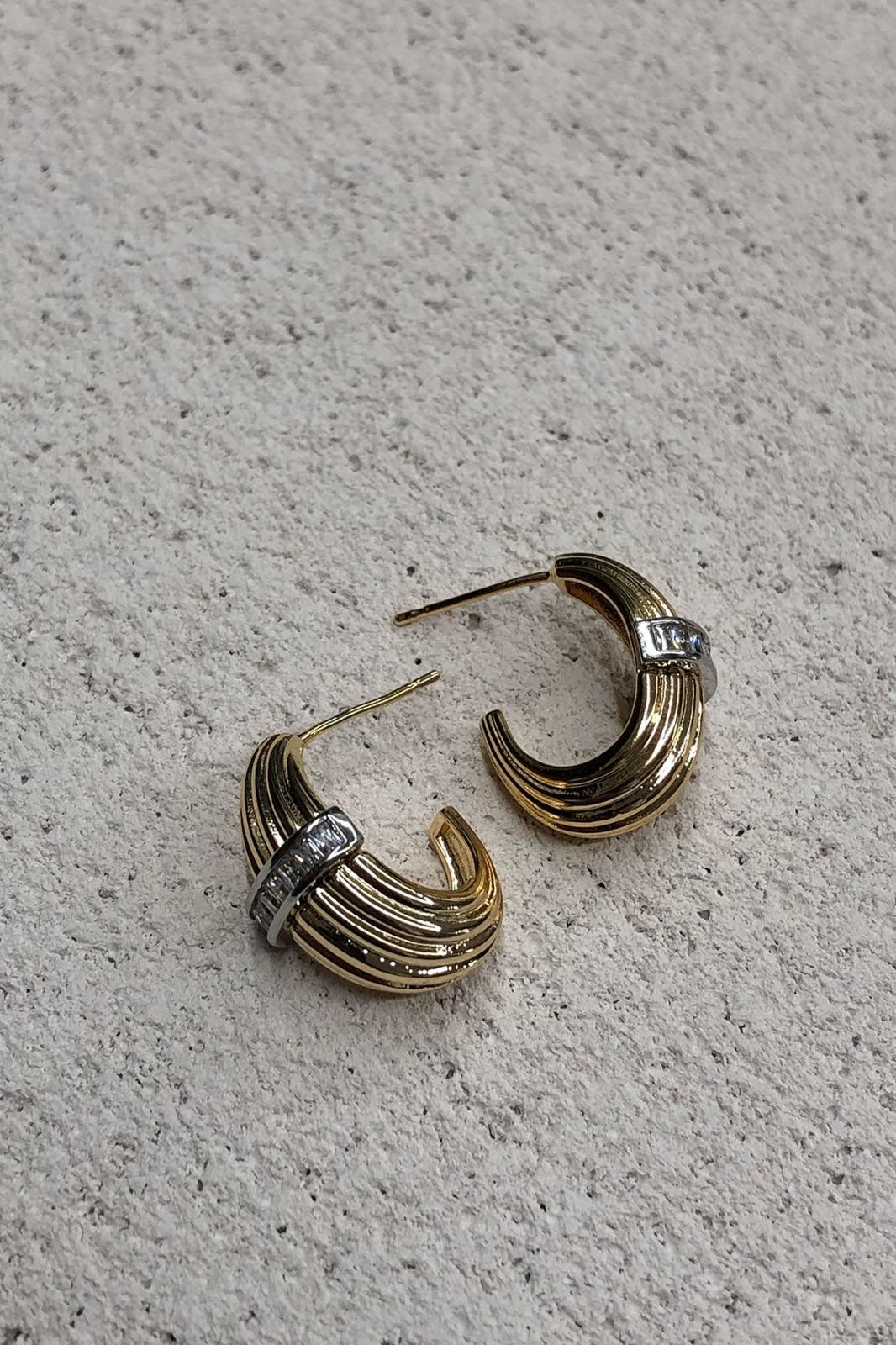 Çizgi Model Taş Detay Gold Küpe