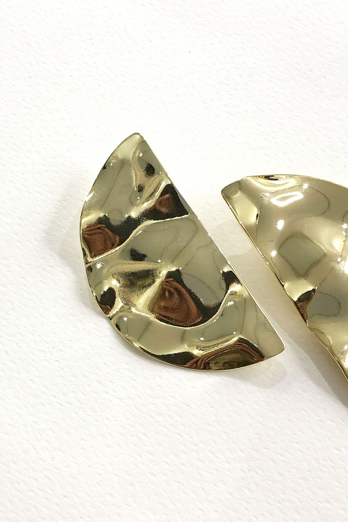 Soyut Model Gold Detaylı Küpe