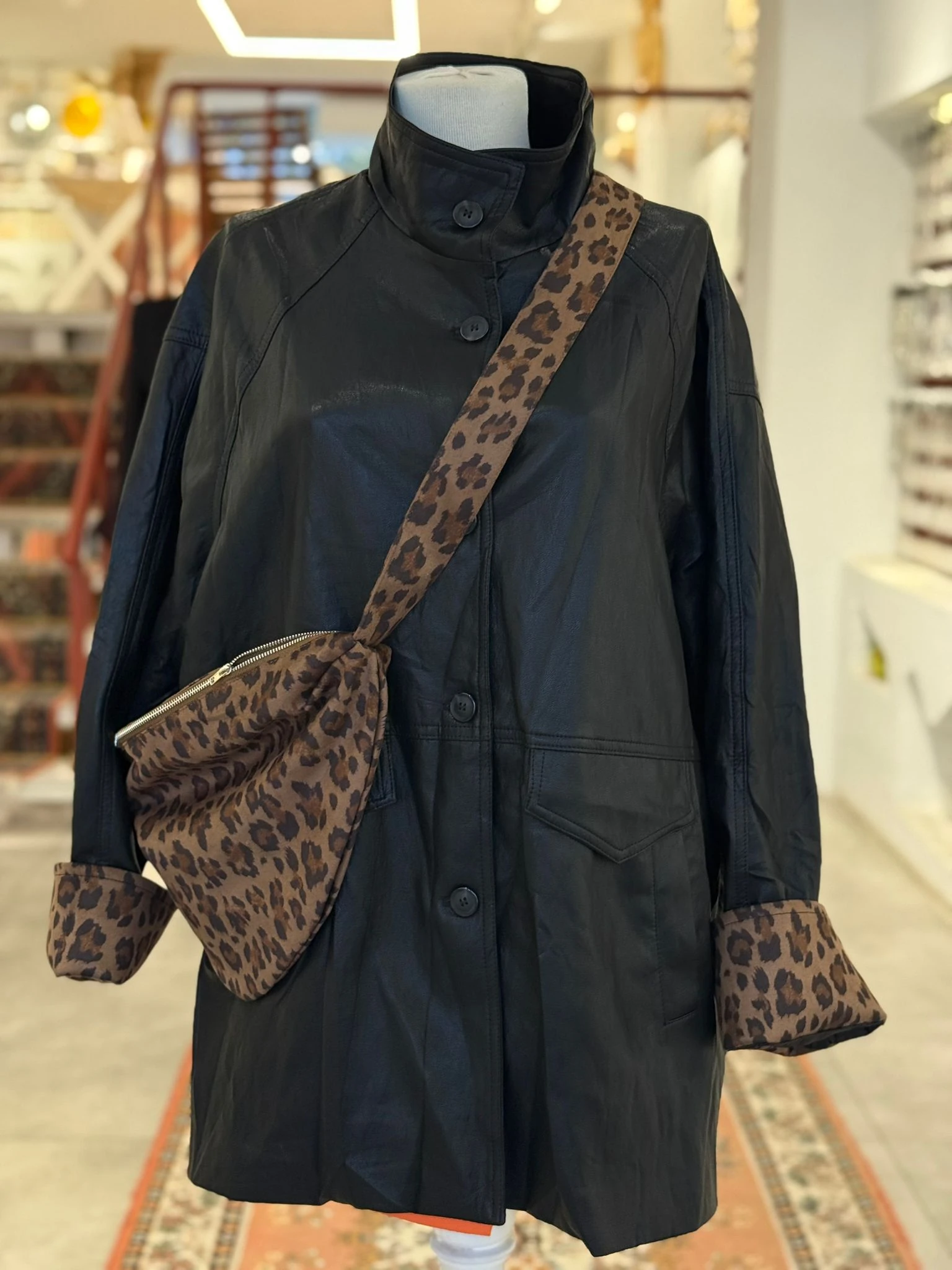 Leo Çantalı Siyah Deri Mont