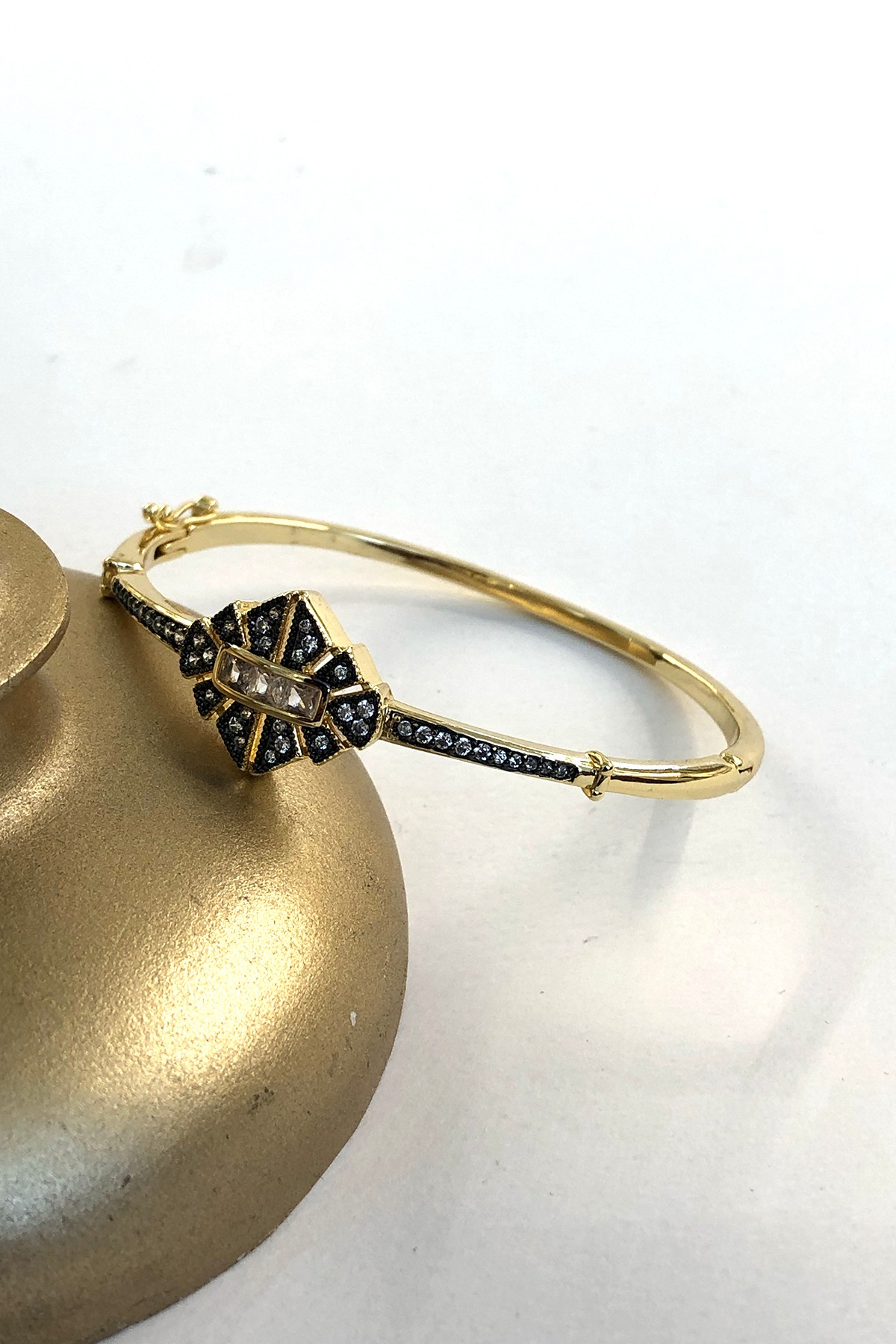 Taşlı Siyah Model Gold Detaylı Xp Kaplama Bileklik