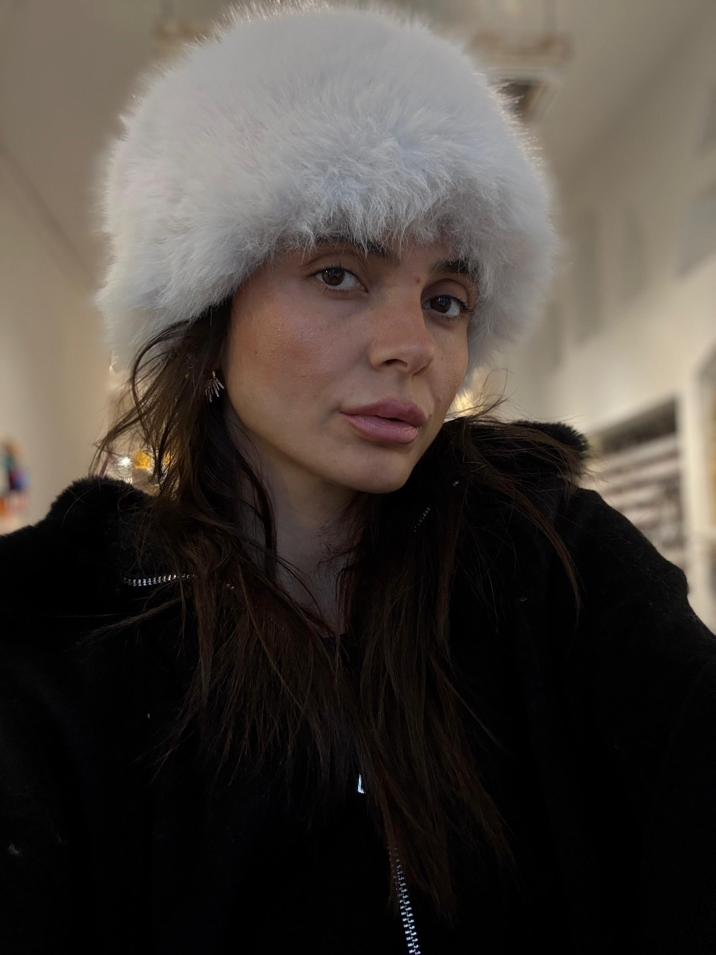 Beyaz Tüylü Şapka