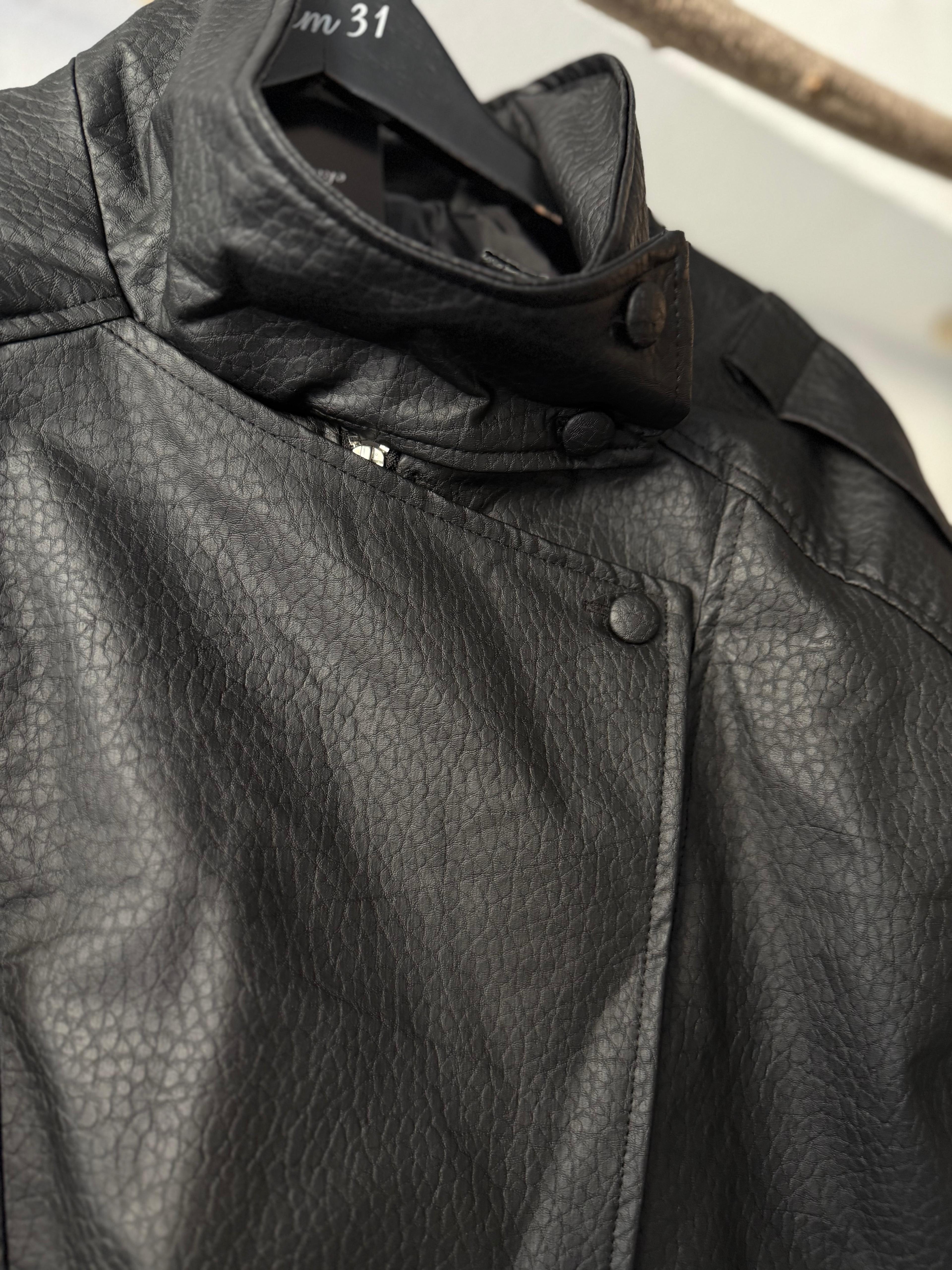 Boğaz Detaylı Deri Ceket