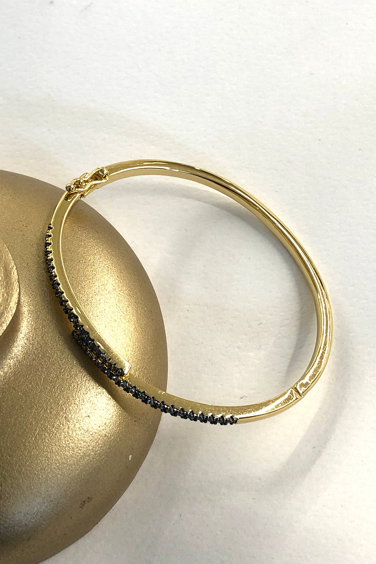 Siyah Taşlı Model Gold Detaylı Xp Kaplama Kelepçe Bileklik