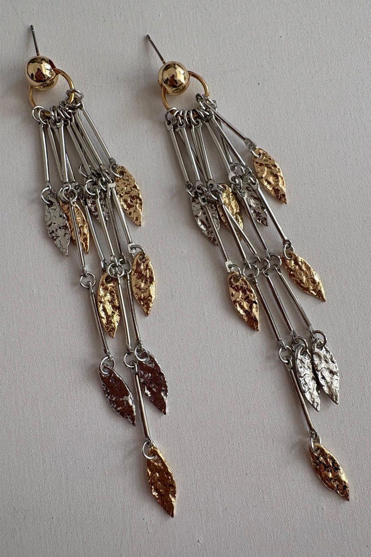 Yaprak Model Detaylı Sallantılı Küpe