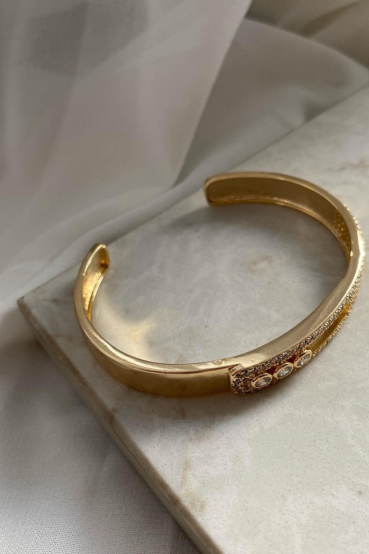 İnce Taşlı Model Gold Detaylı Kelepçe Bileklik