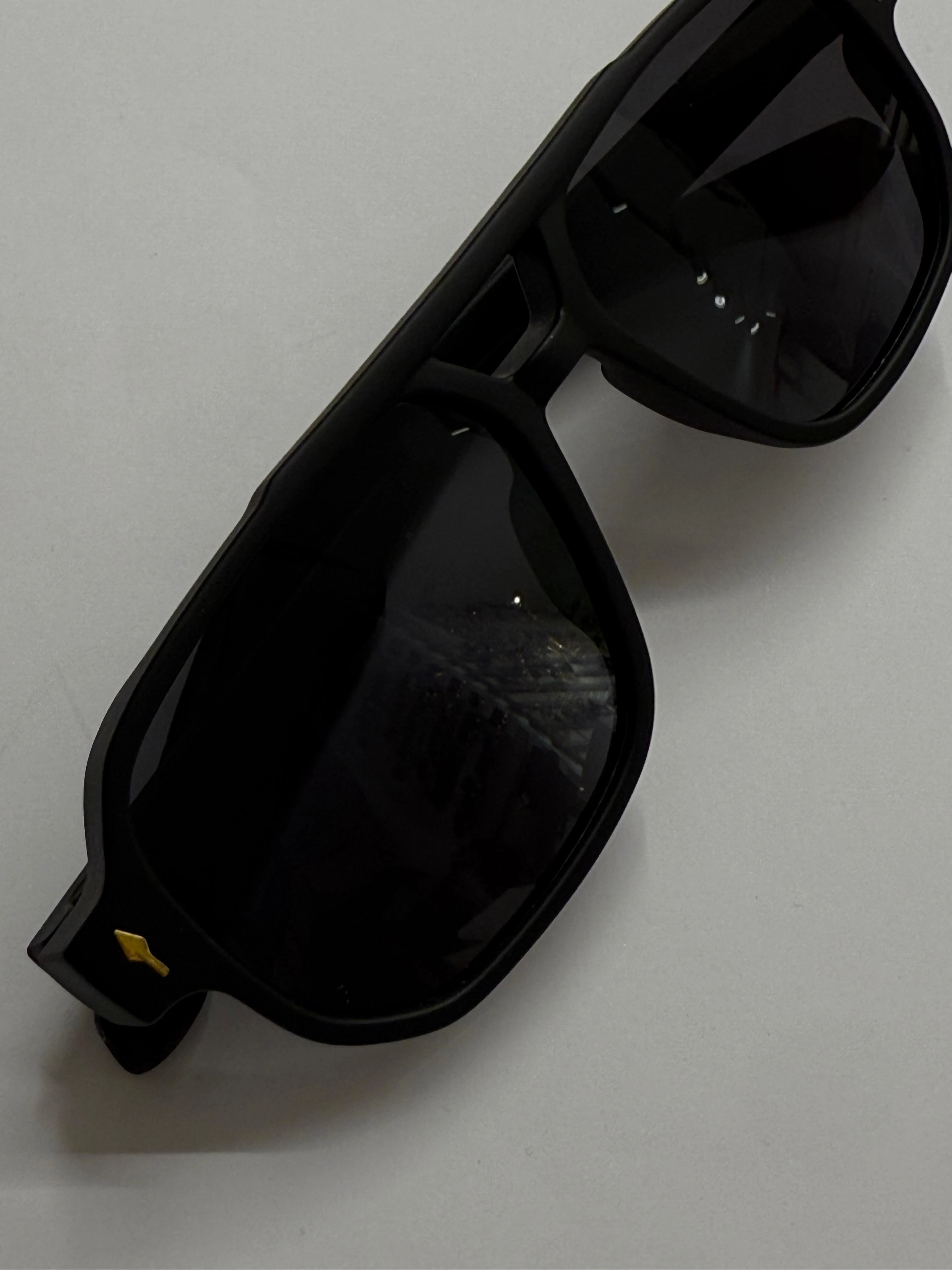 Gold Ok Detaylı Siyah Gözlük