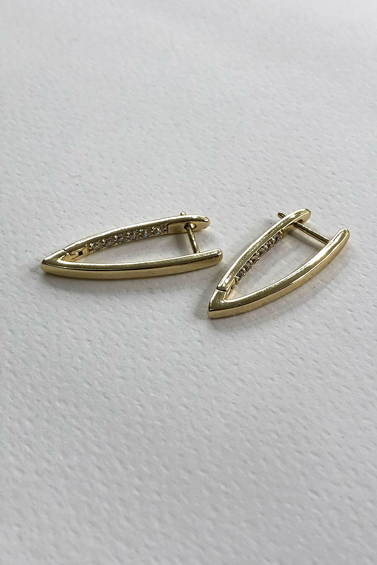 Üçgen Model İnce Taşlı Gold Detaylı Küpe