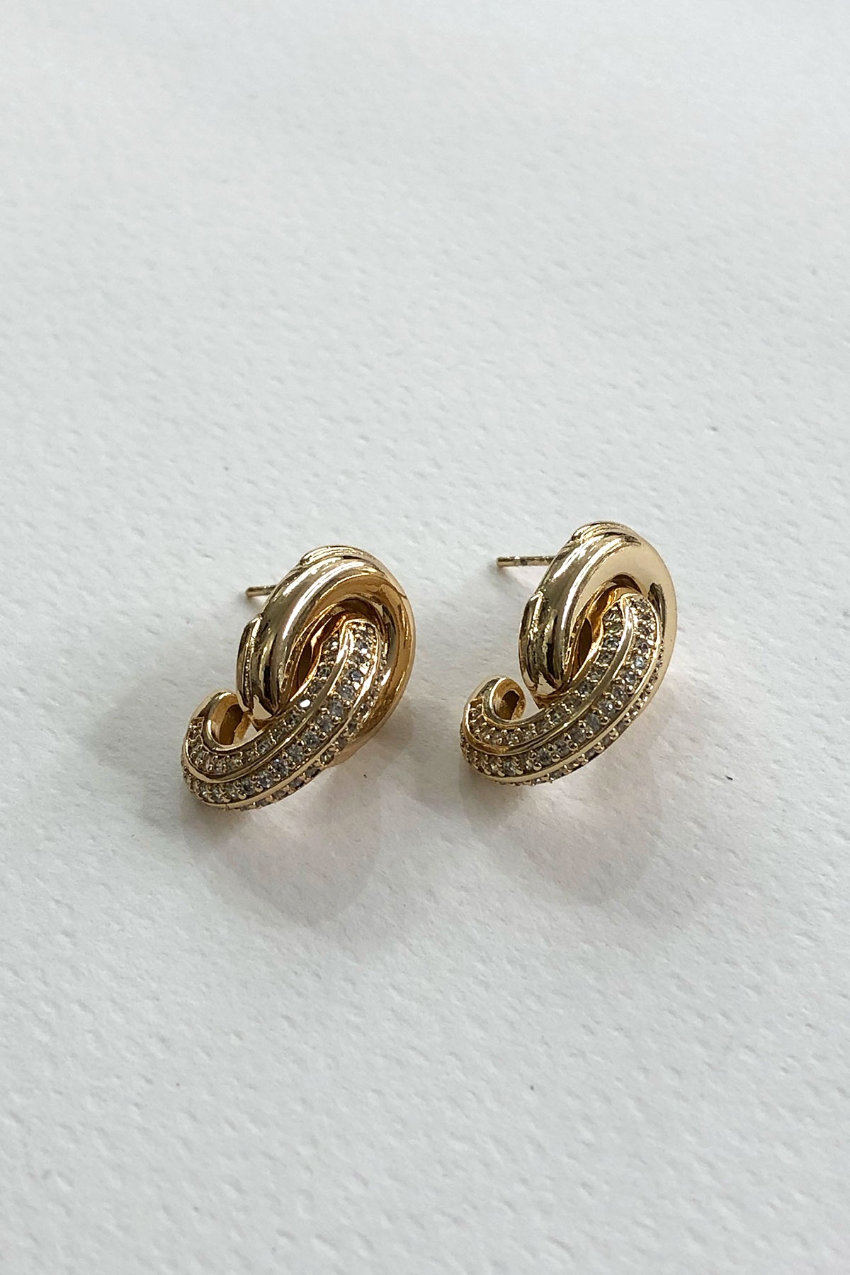 Taşlı Geçmeli Model Gold Detaylı Küpe