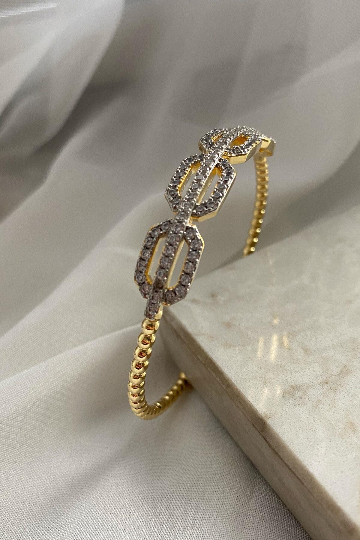 Beyaz Taşlı Yuvarlak Model Gold Detaylı Kelepçe Bileklik