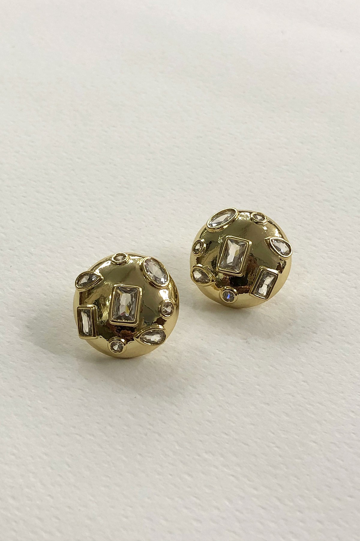 Yuvarlak Model Kare Taşlı Gold Detaylı Küpe