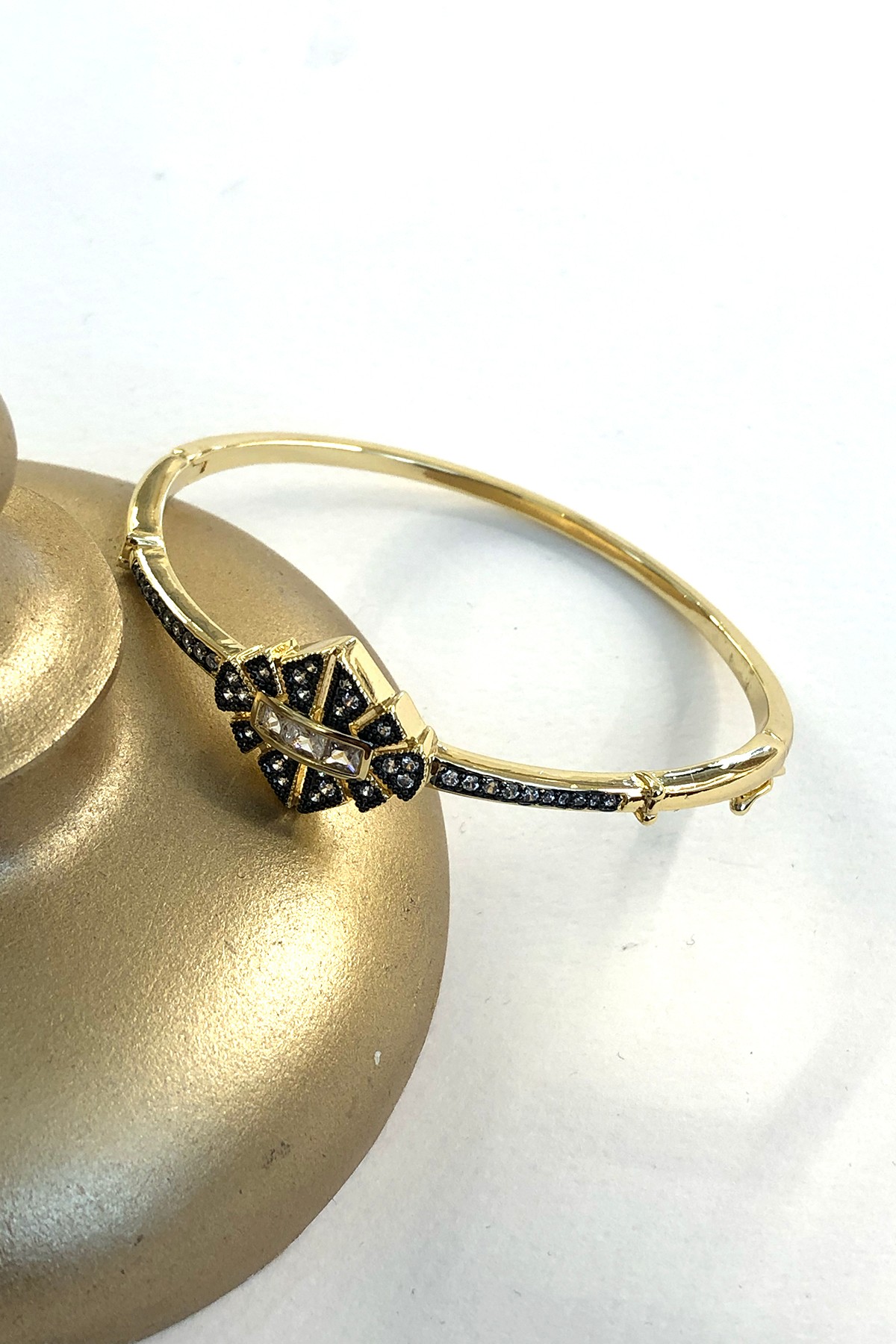 Taşlı Siyah Model Gold Detaylı Xp Kaplama Bileklik