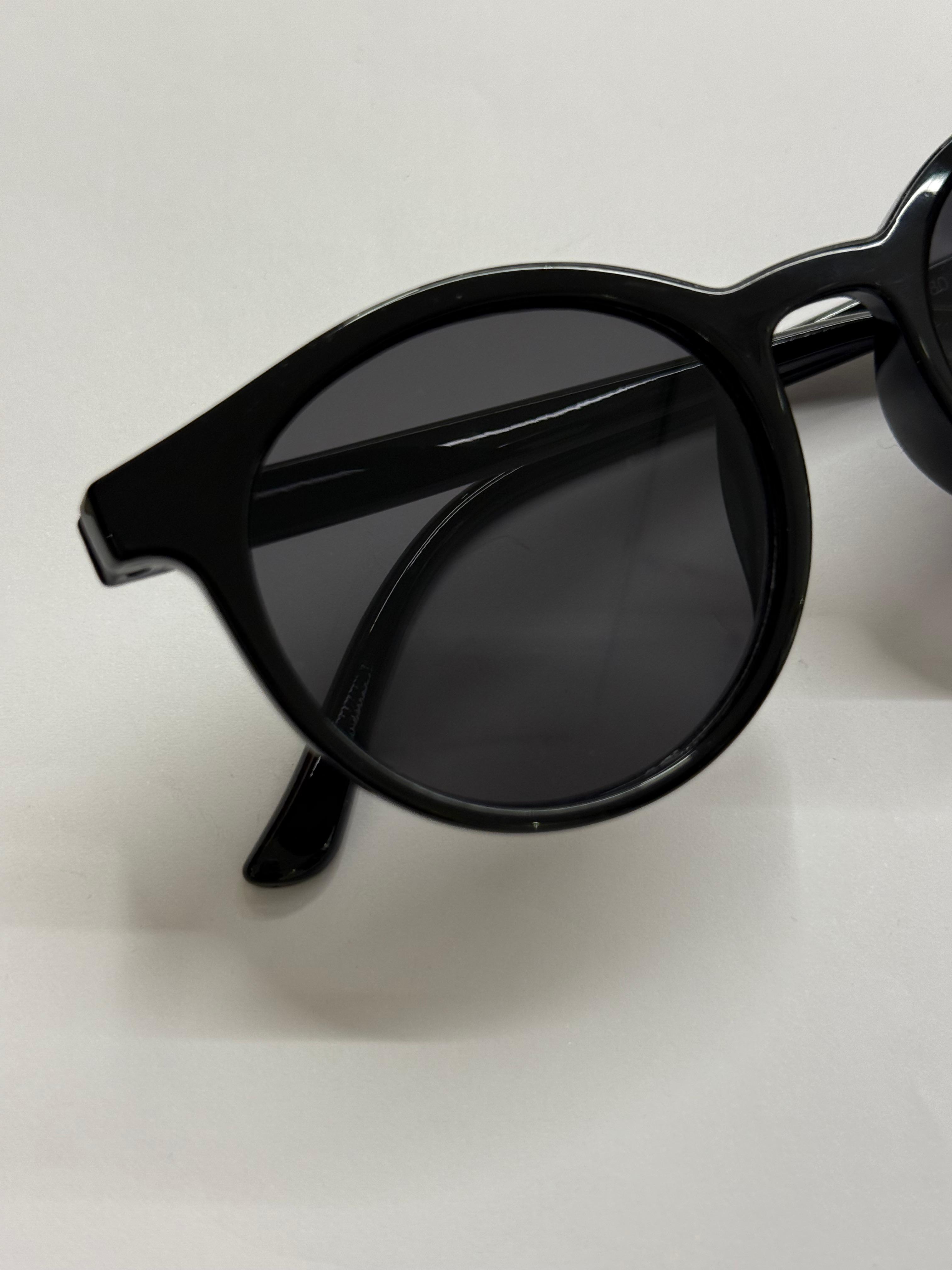 Siyah Çerçeveli Gözlük